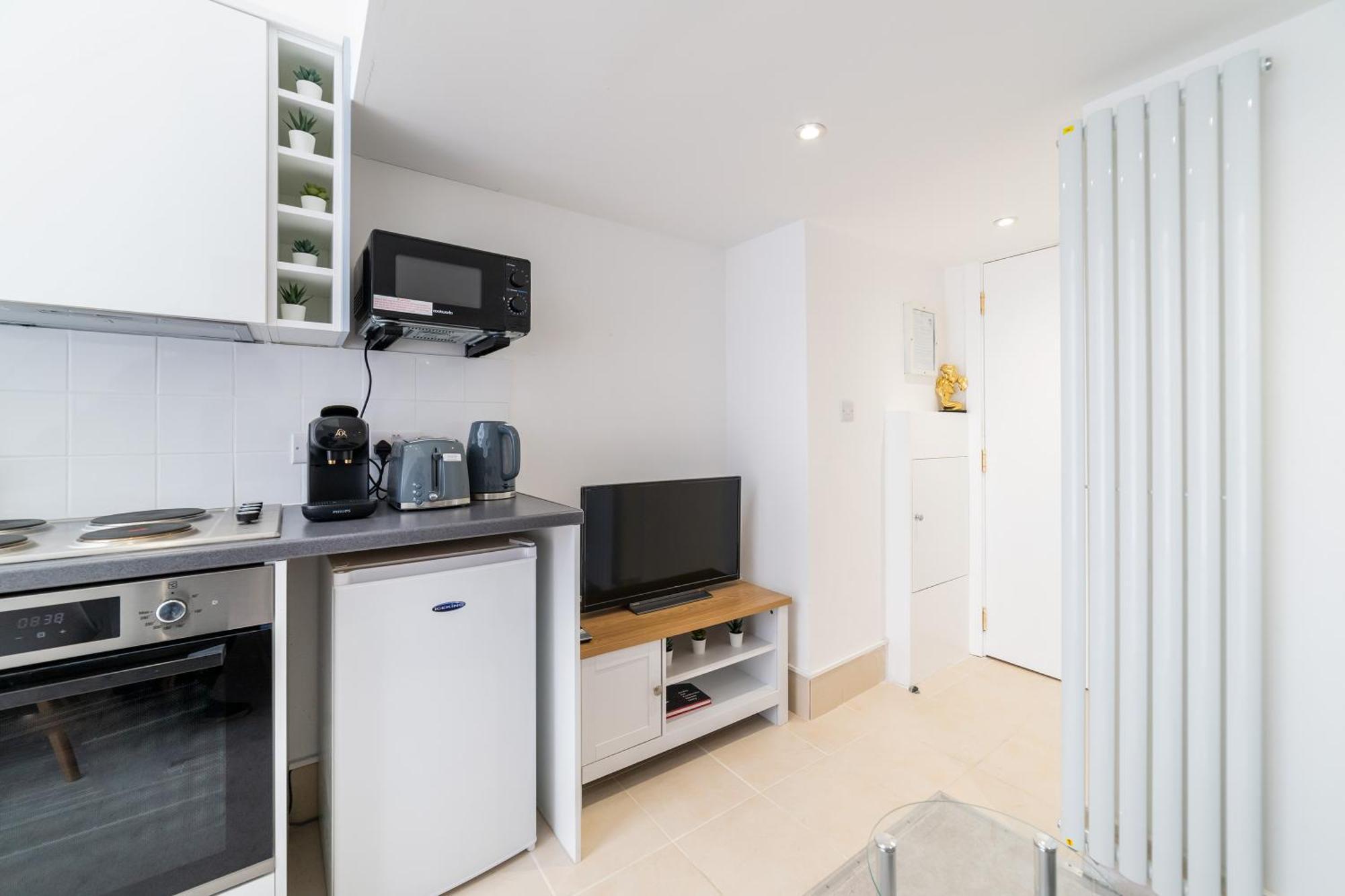 By Hyde Park Apartment *