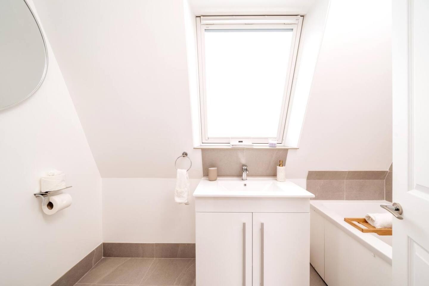 Niru Experience Royal Deluxe Apartment London