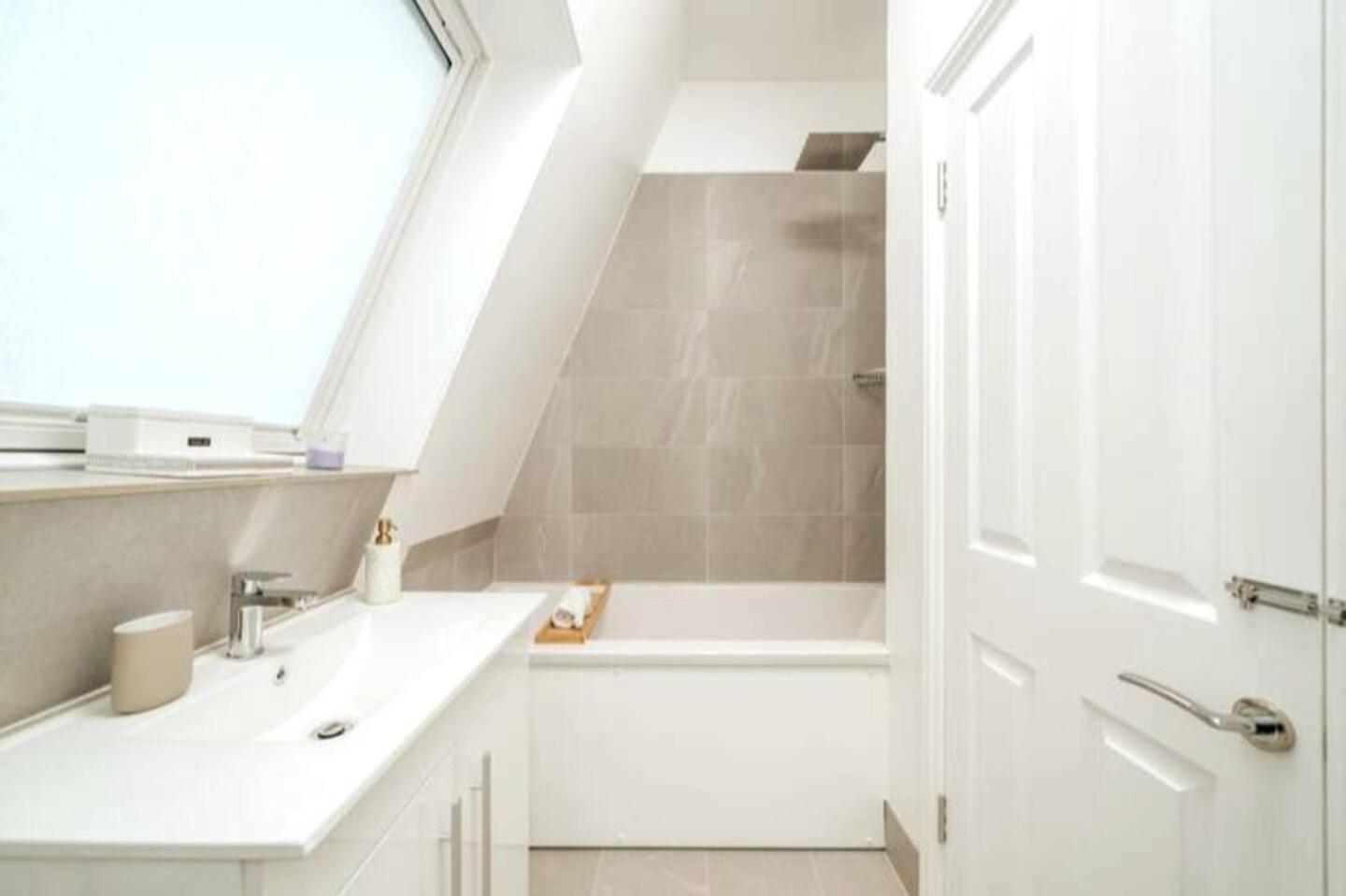 Niru Experience Royal Deluxe * London