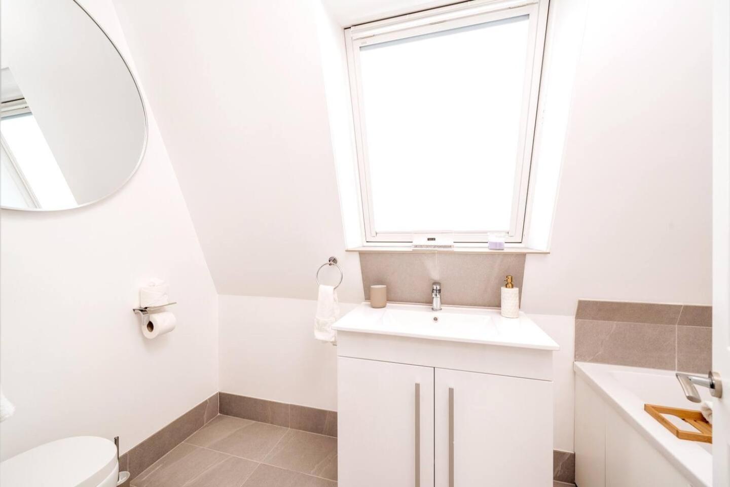 Niru Experience Pearl Of Ifield Road Appartement