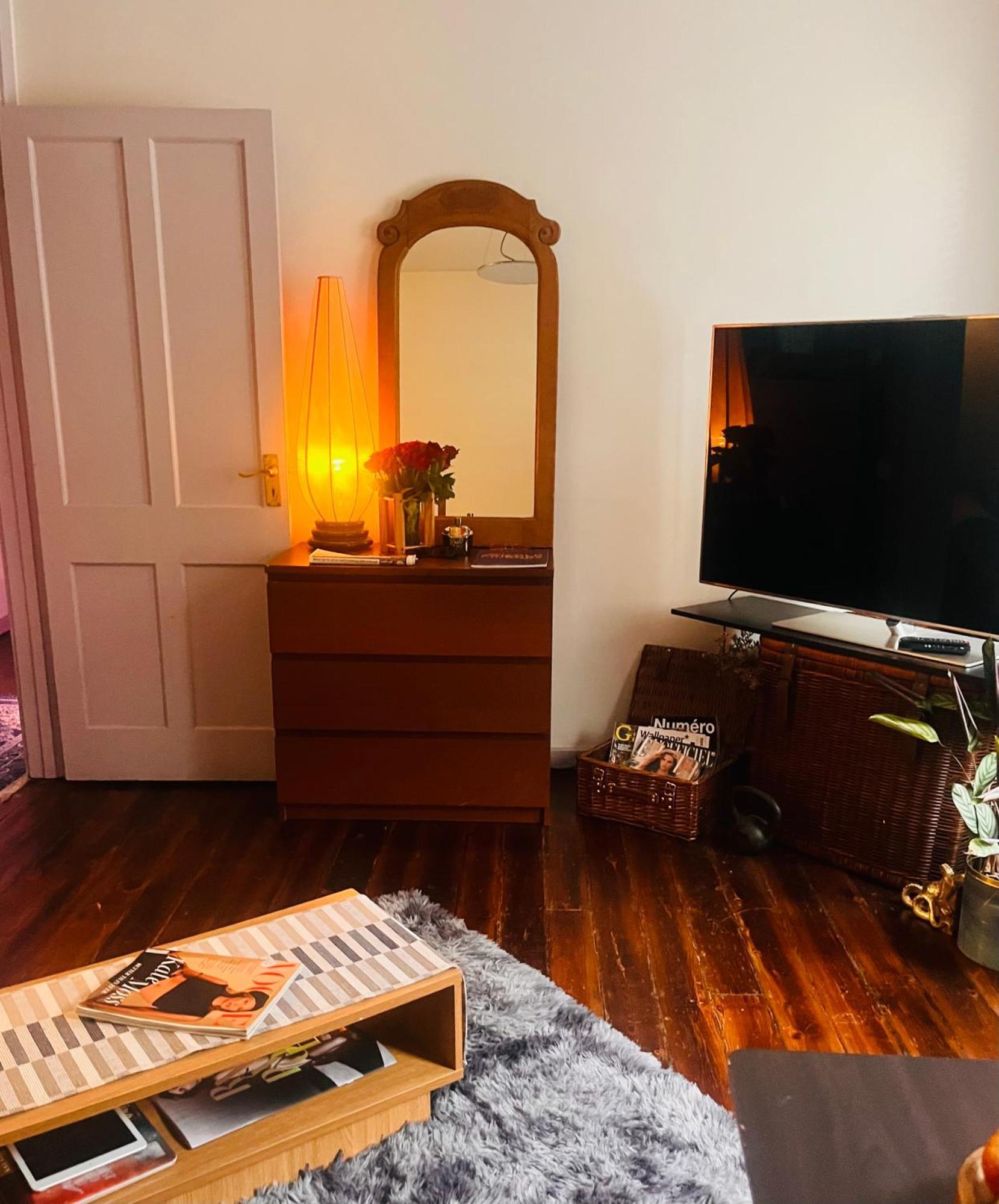 Heartwarming And Vibrant Private In Unit * London