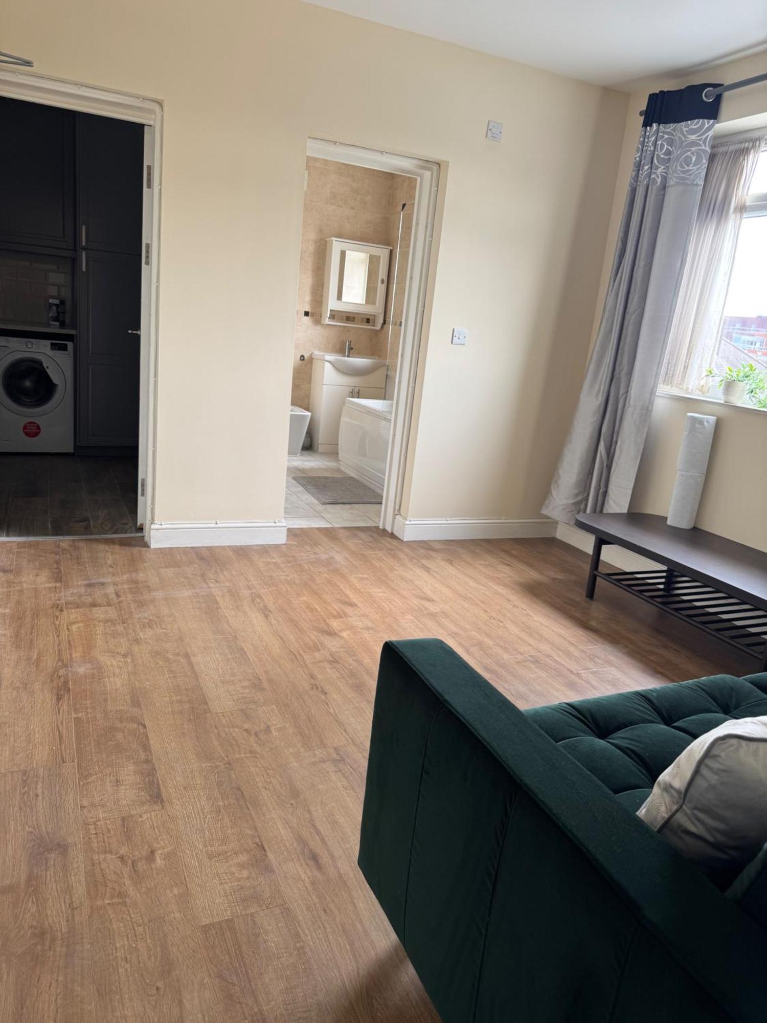 Beautiful 2 Bed Escape London