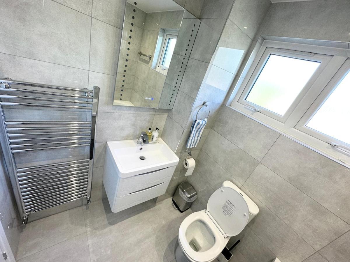 3Bed 2Bath House-Free Parking-Hi Speed Wifi-Garden-Entire Home-2Mins From Train Station Ferienhaus London