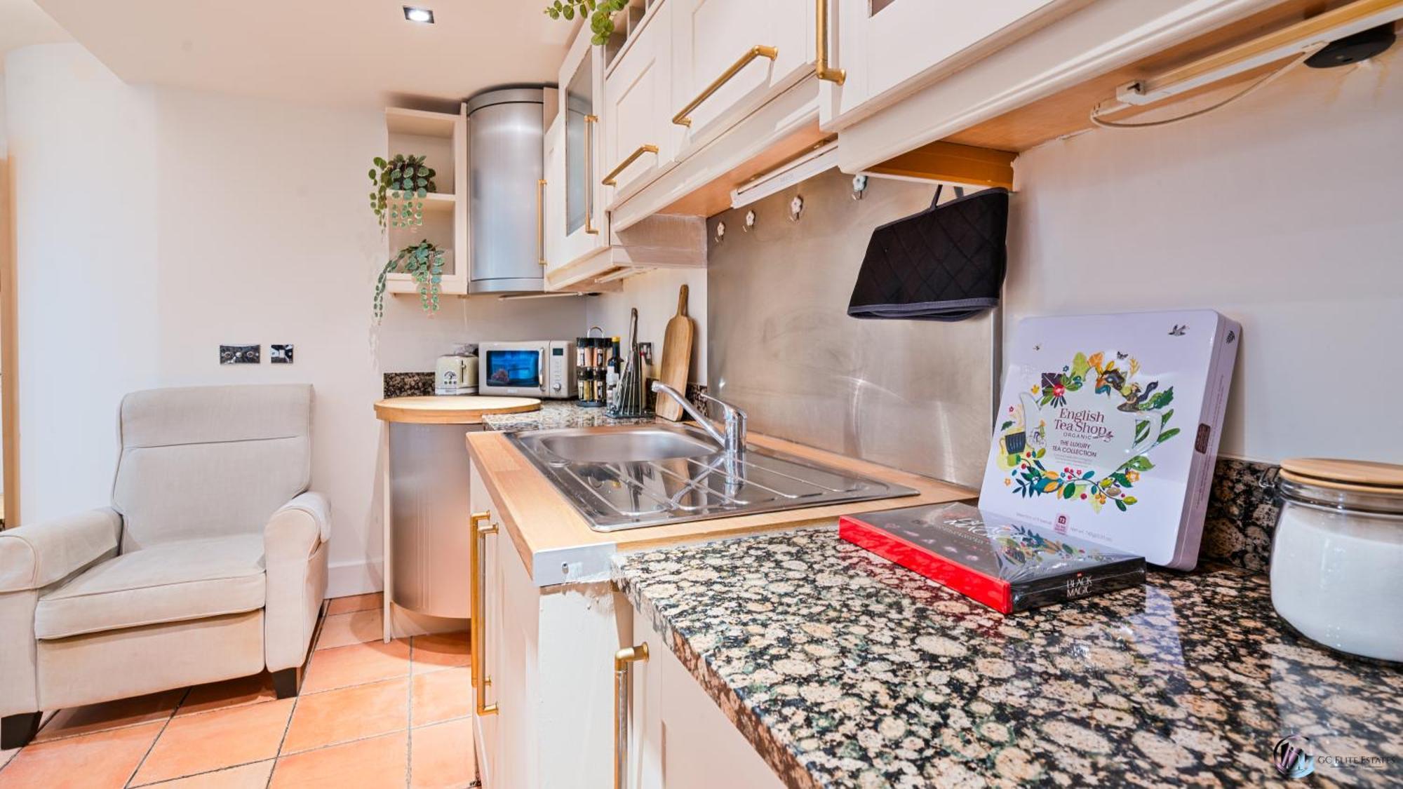 Canary Wharf Balcony & Waterfront 2-bed, 2-bath London
