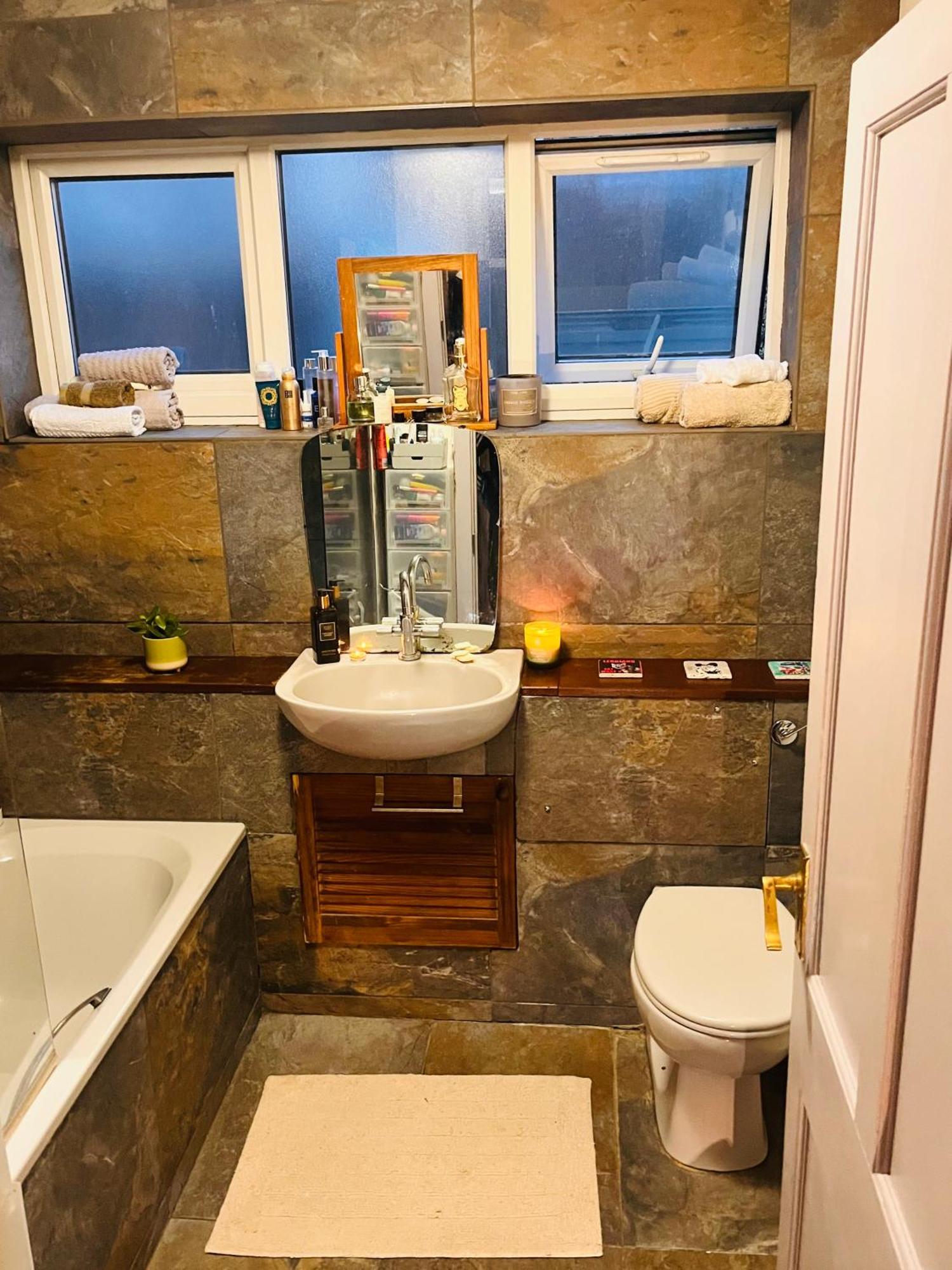 Apartment Heartwarming And Vibrant Private In Unit *