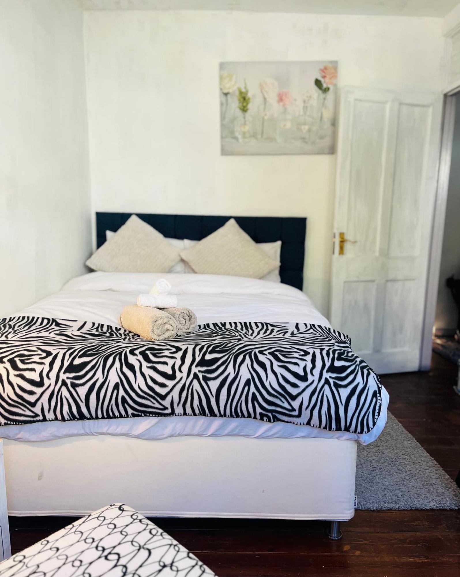 Heartwarming And Vibrant Private In Unit Apartment London