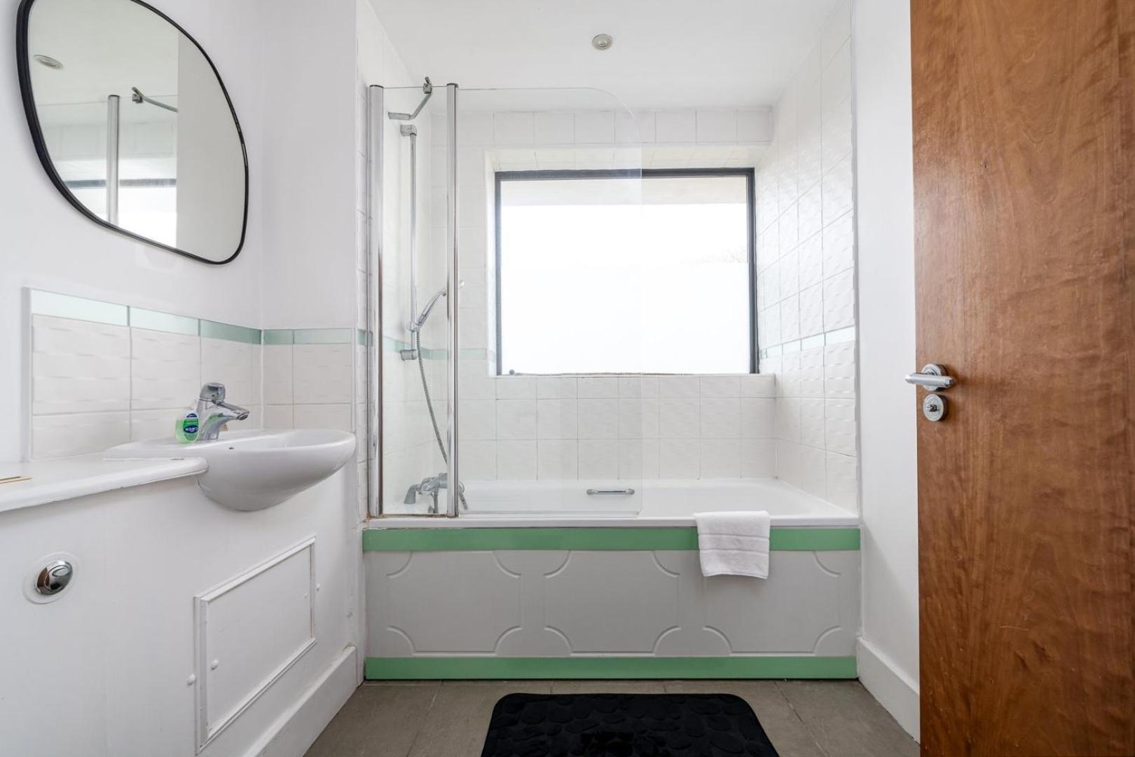 Guestready - Modern With Balcony No Wifi Apartment London