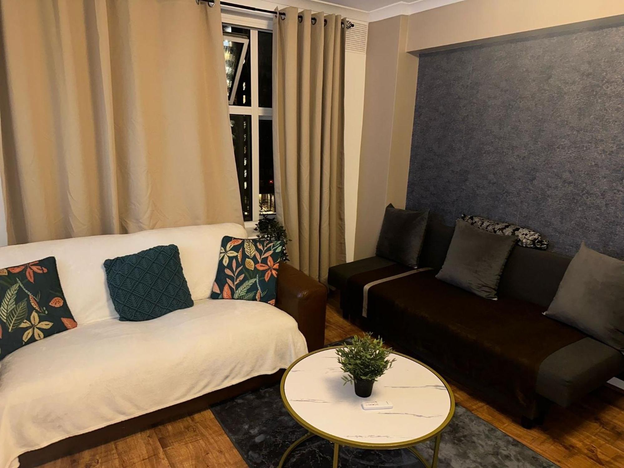 Luxury Marble Arch Fit Up To 4 Guests Apartment