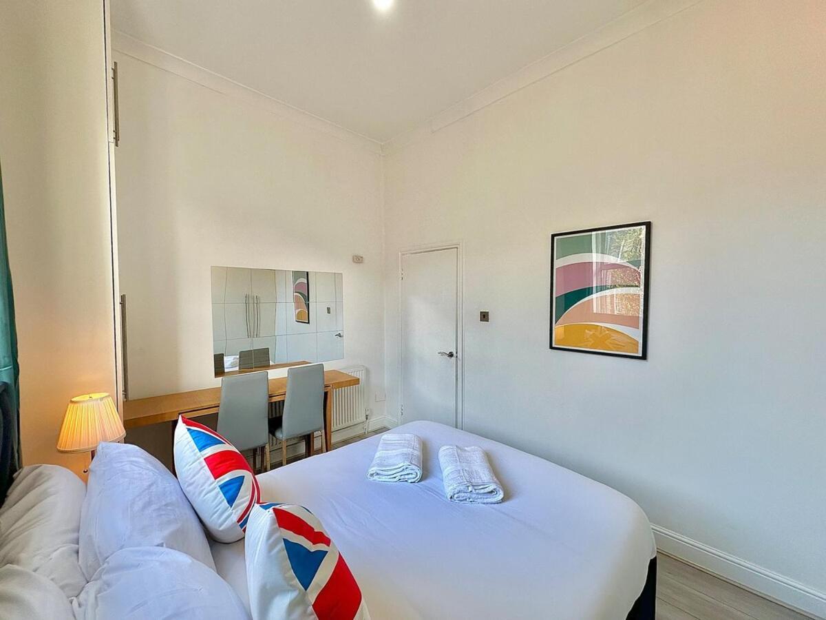 Bright Flat In Maida Hill London