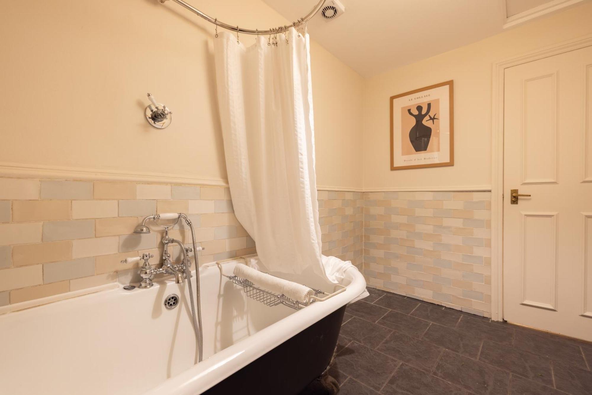 The Notting Hill Base - Charming 2bdr With Balcony Apartment