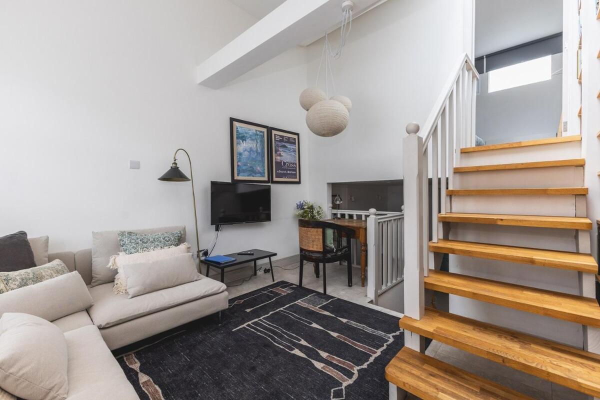 Chic & Trendy 1-bed In Wimbledon * London