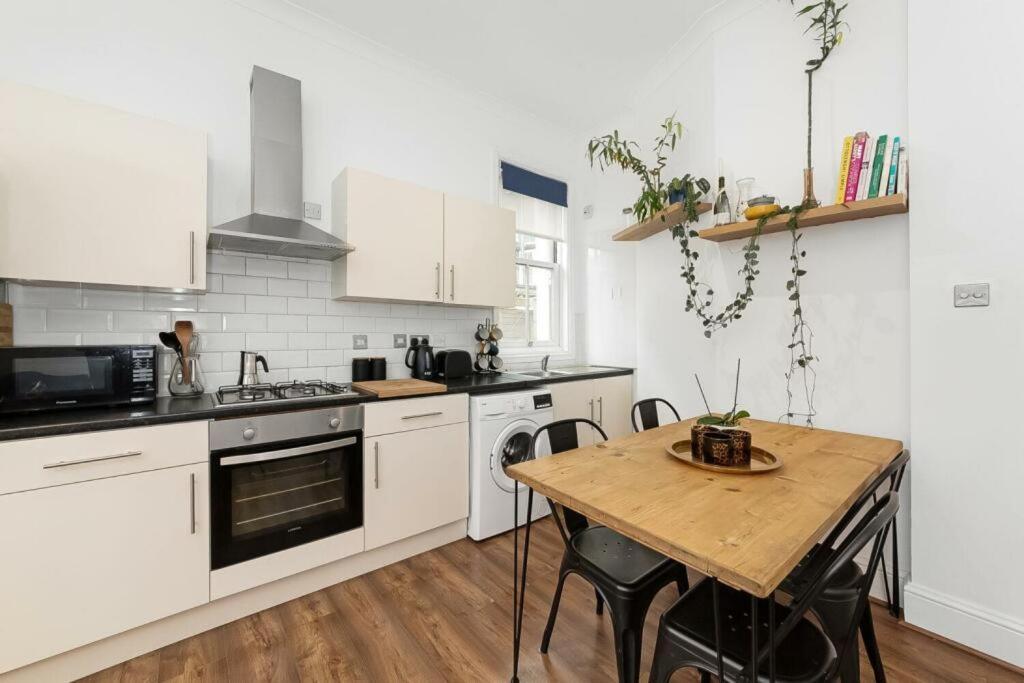 Cosy Split-level 3br Flat In Crystal Palace Apartment *