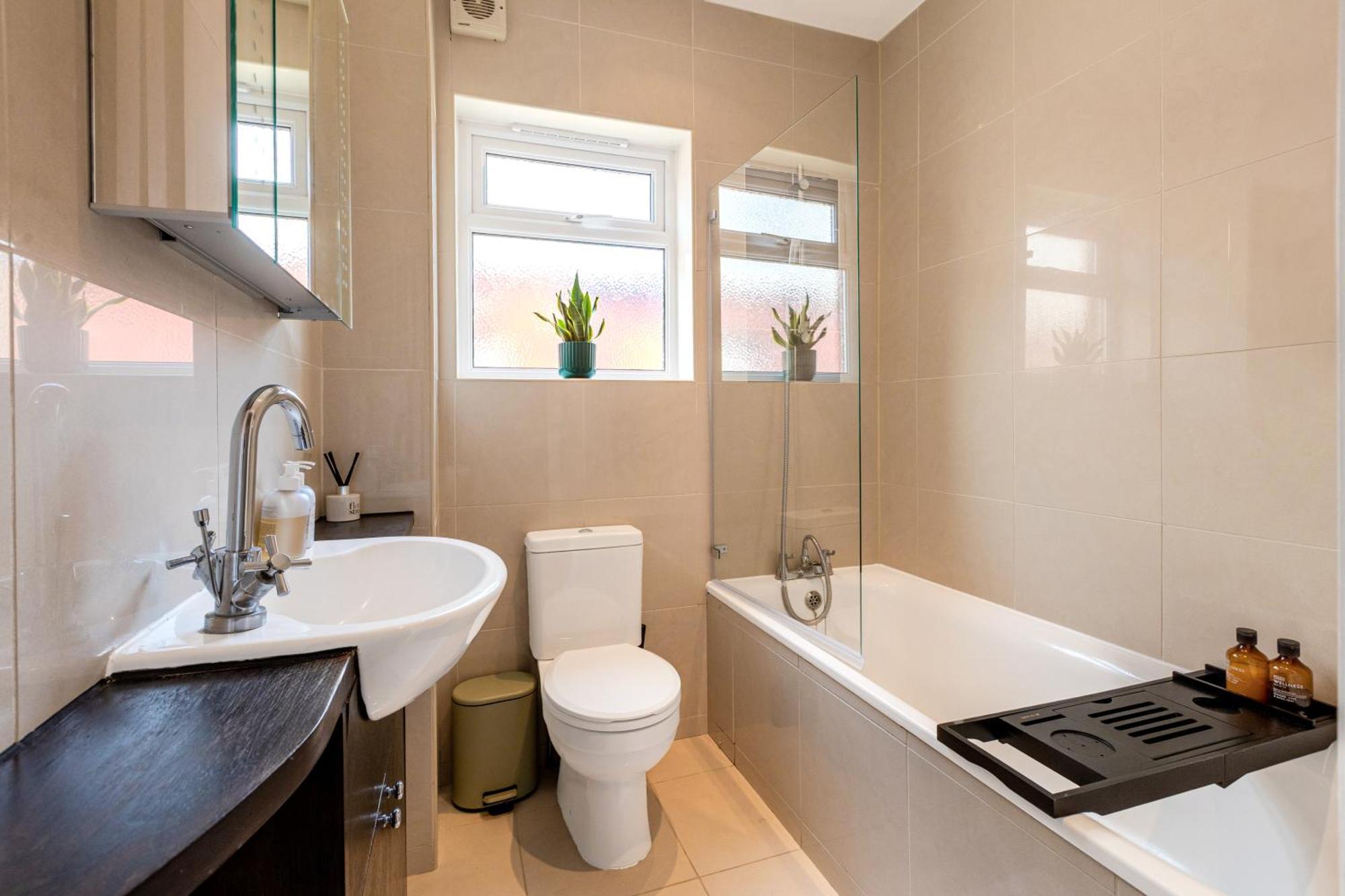Elegant 1br With Garden Near Neasden Station Apartment *