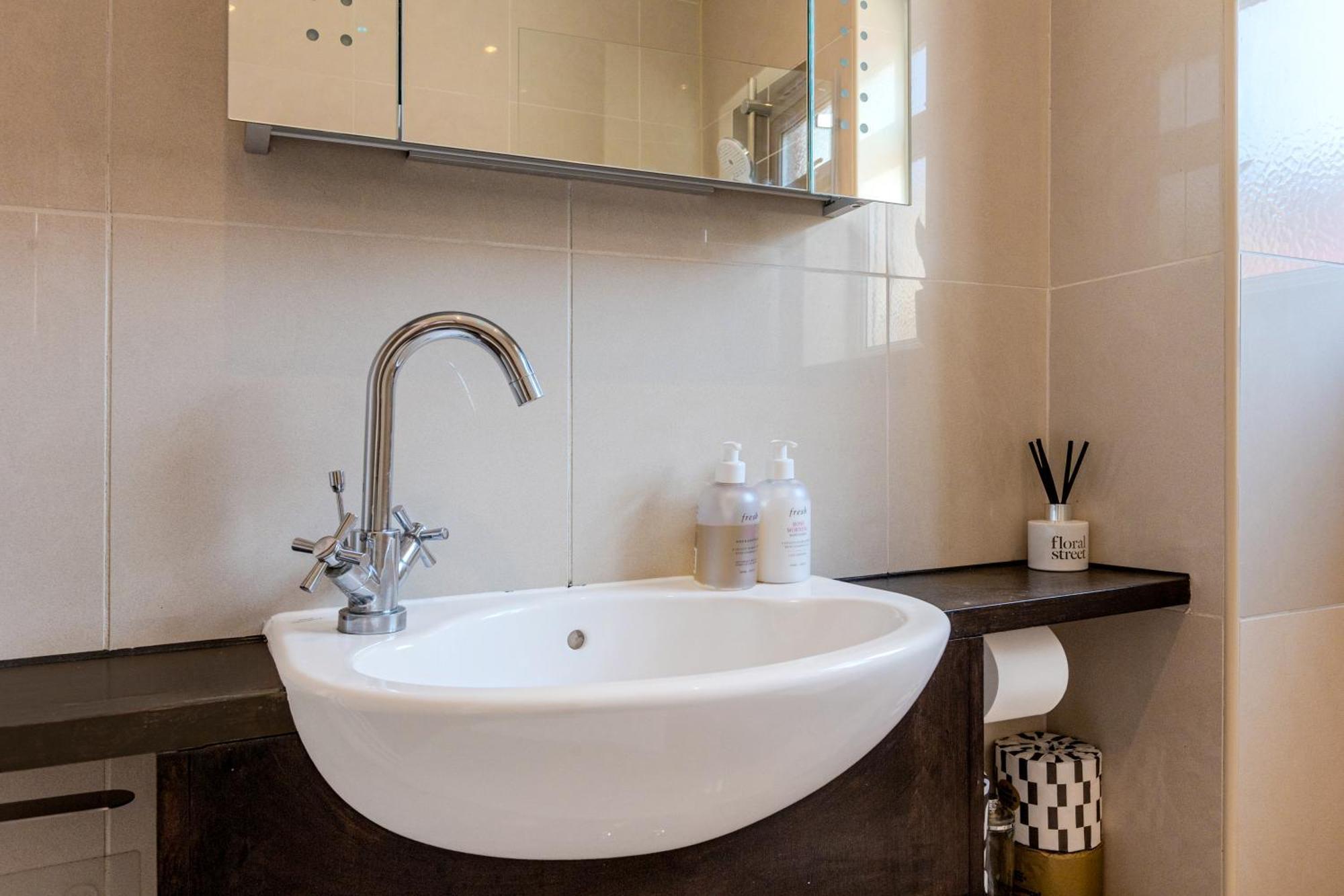 Elegant 1br With Garden Near Neasden Station Apartment