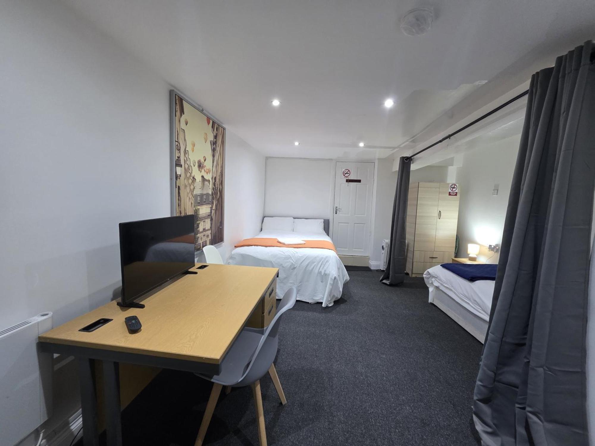 Spacious 3-bedroom Near Stratford, 1 Minute From Train Station Apartment *