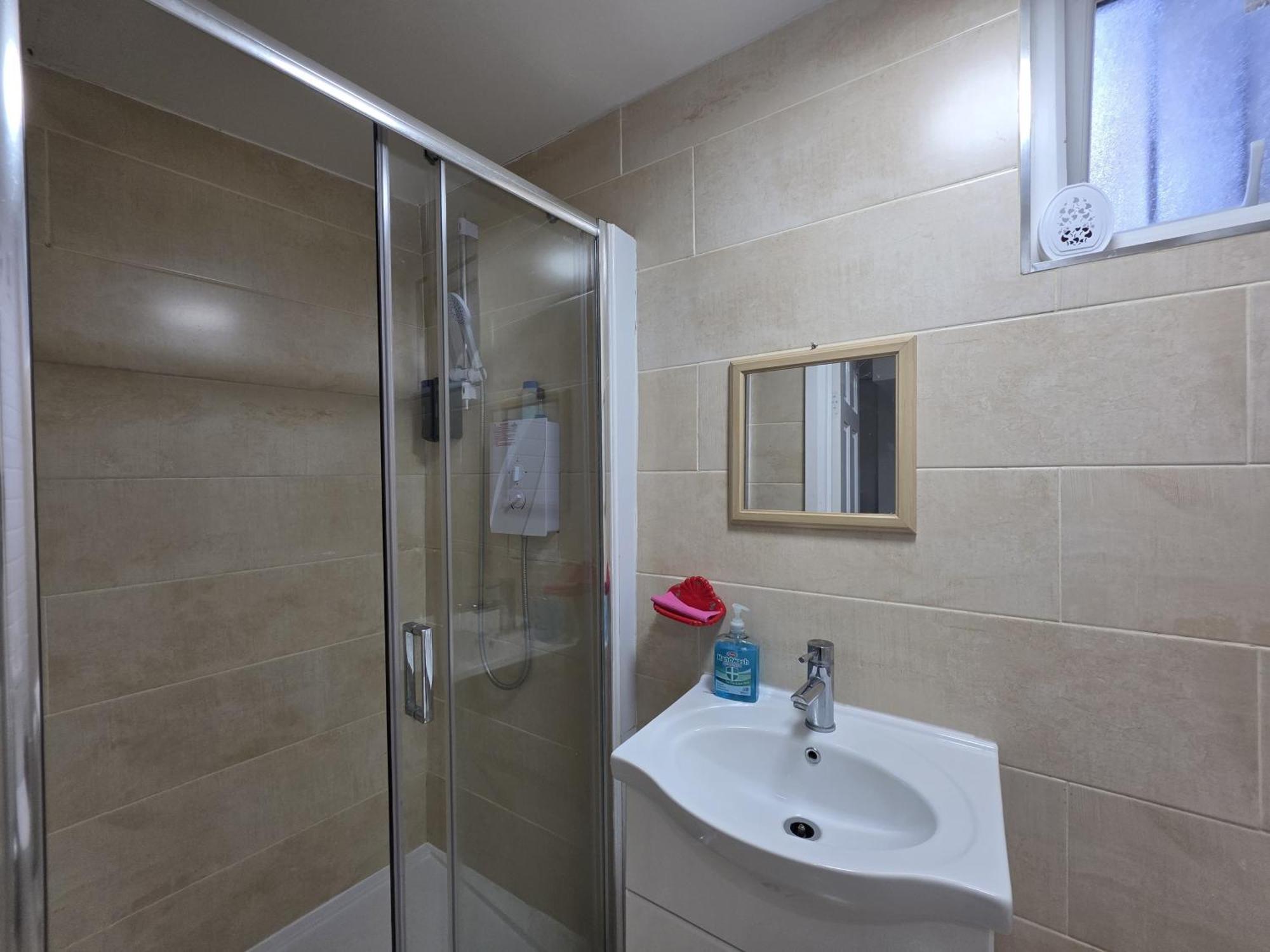 Apartment Spacious 3-bedroom Near Stratford, 1 Minute From Train Station *