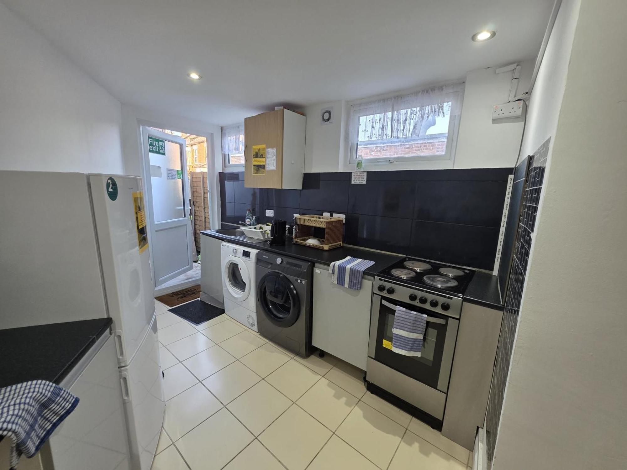 Apartment Spacious 3-bedroom Near Stratford, 1 Minute From Train Station