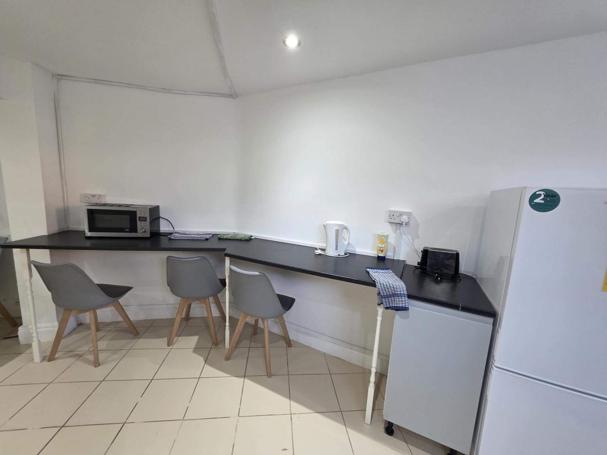 Spacious 3-bedroom Near Stratford, 1 Minute From Train Station Apartment *