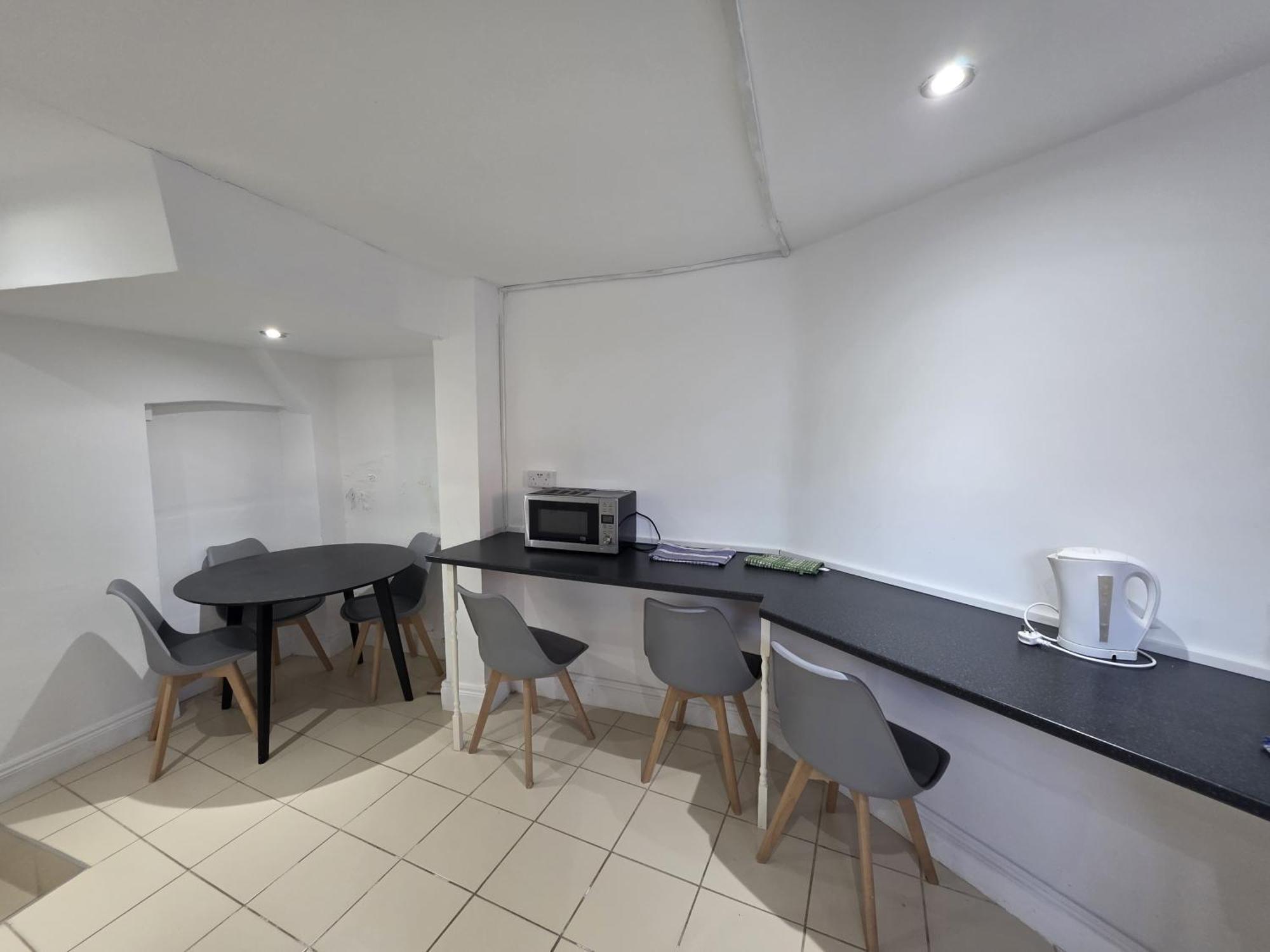 Apartment Spacious 3-bedroom Near Stratford, 1 Minute From Train Station *