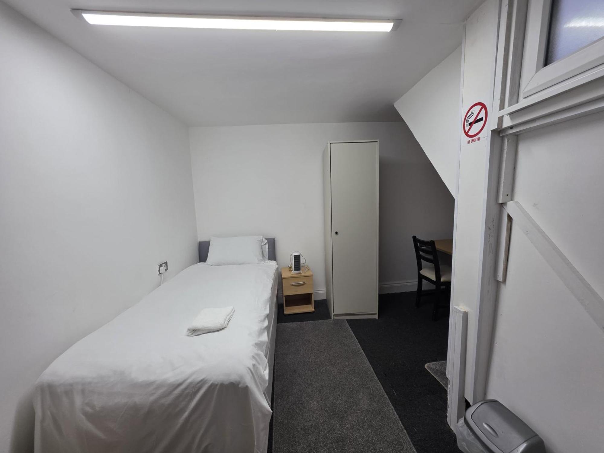 Spacious 3-bedroom Near Stratford, 1 Minute From Train Station Apartment