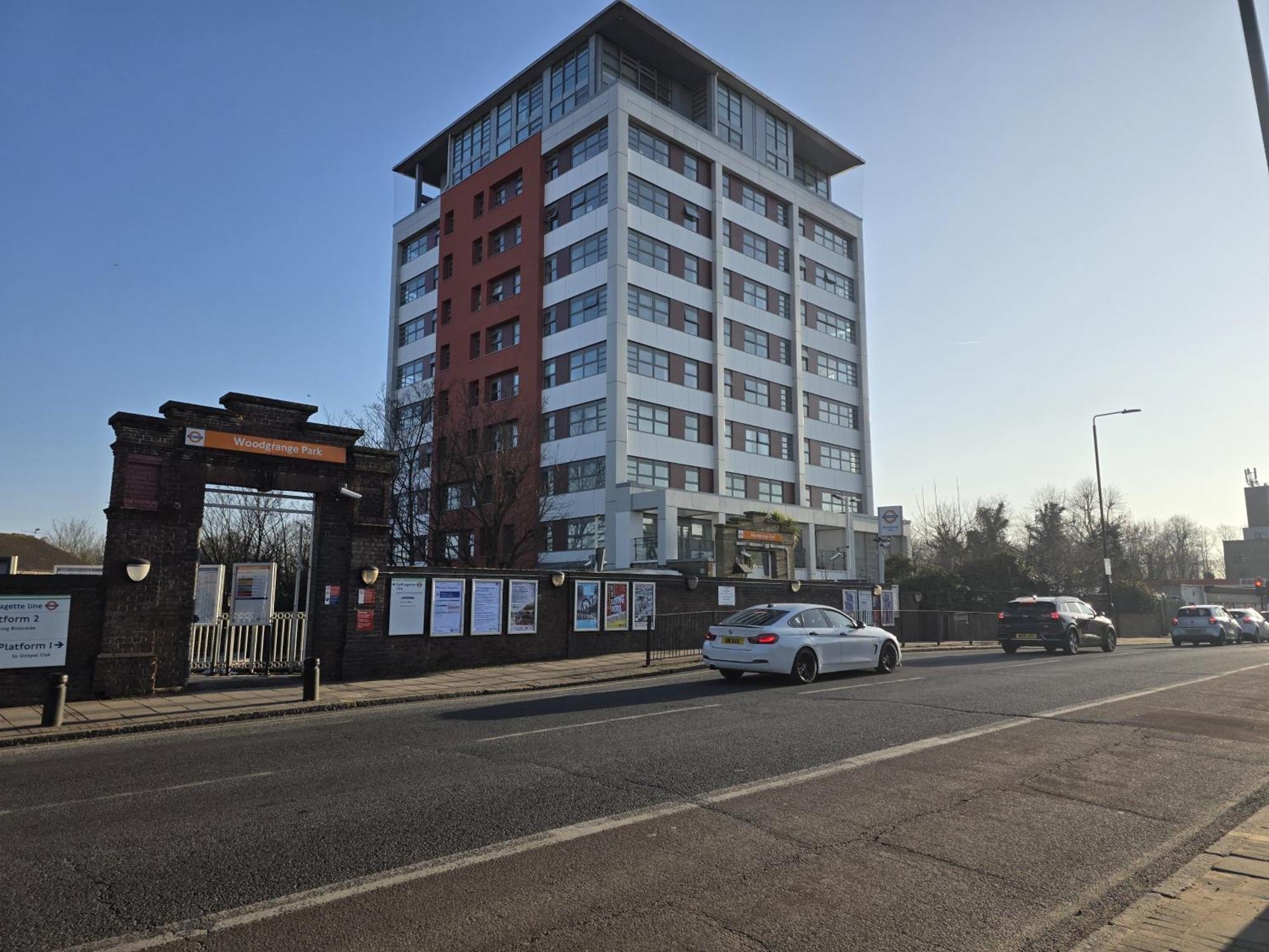 Spacious 3-bedroom Near Stratford, 1 Minute From Train Station Apartment *