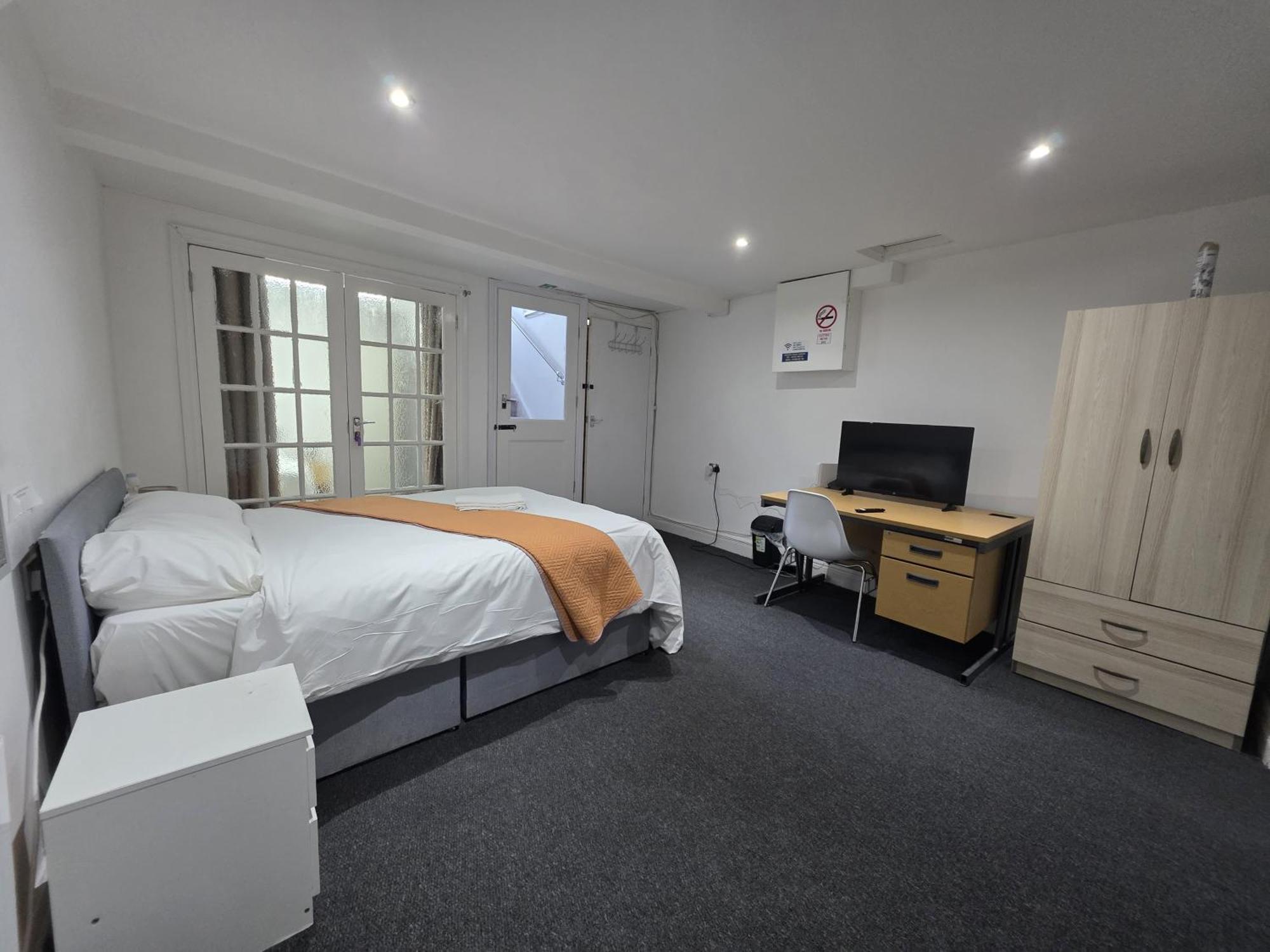 Apartment Spacious 3-bedroom Near Stratford, 1 Minute From Train Station *