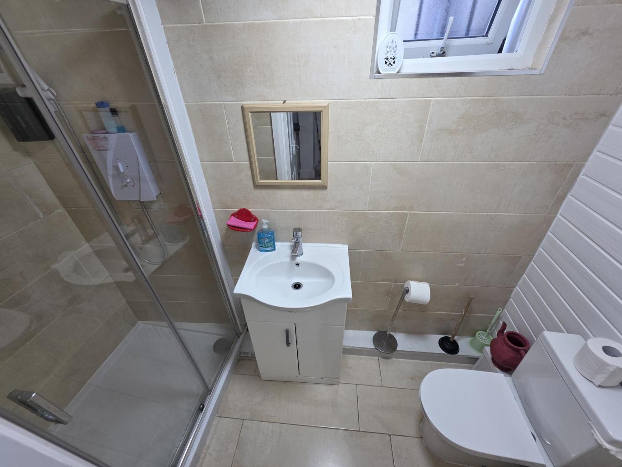 Spacious 3-bedroom Near Stratford, 1 Minute From Train Station *