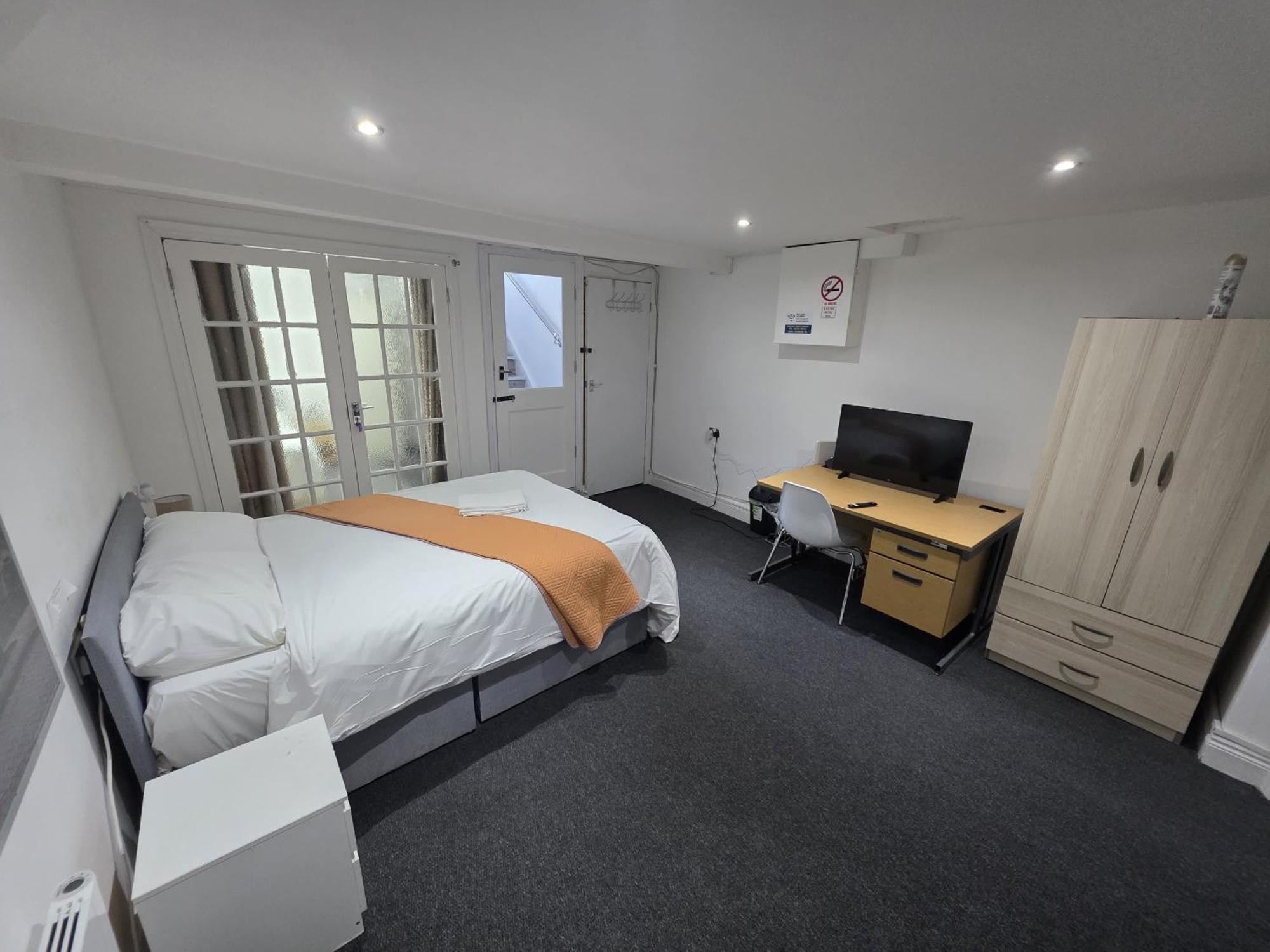 Spacious 3-bedroom Near Stratford, 1 Minute From Train Station Apartment