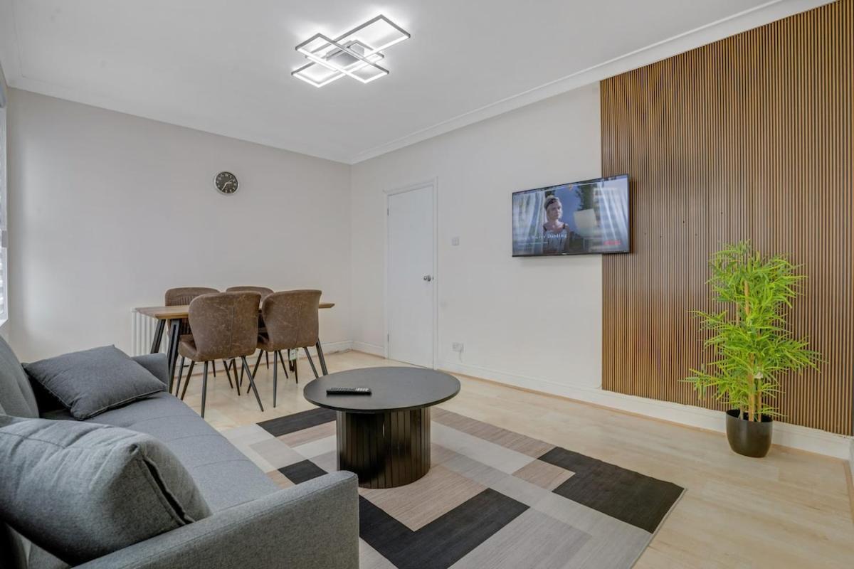Apartment Luxury House Near Subway Station London