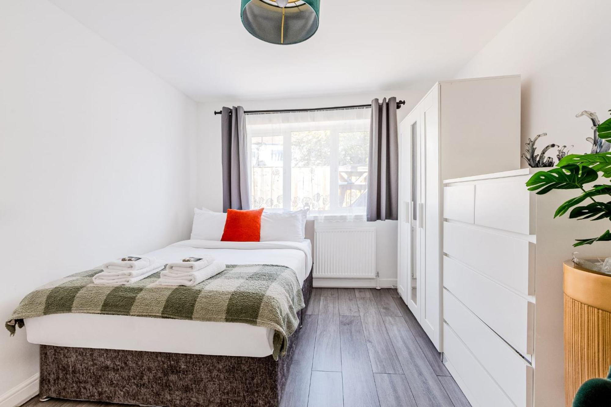 Apartment Stunning 2 Bedroom, 5 Min Walk To Hanger Lane Station London