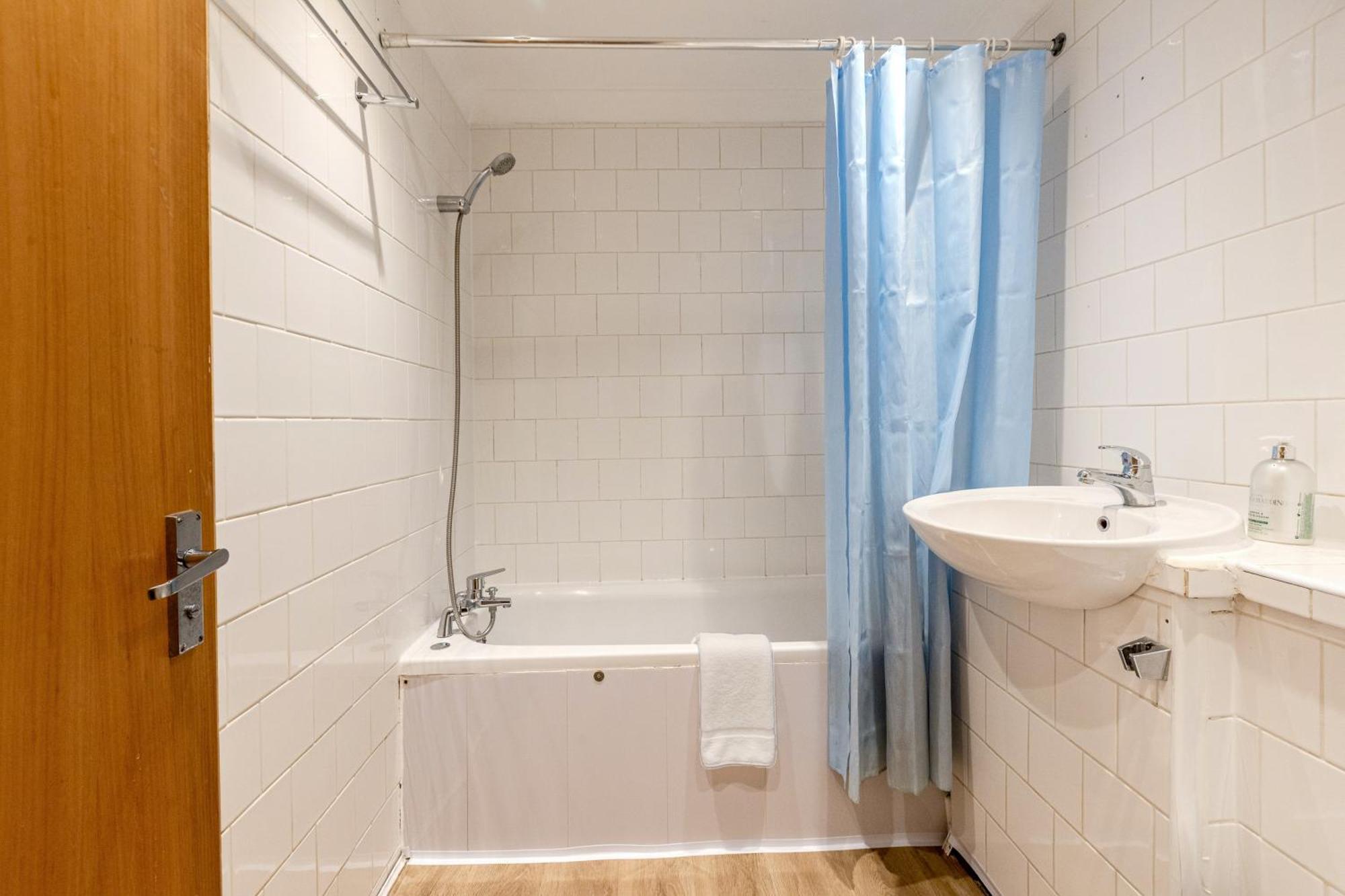 Sunny 1br Gem Near Canary Wharf With Parking Apartment