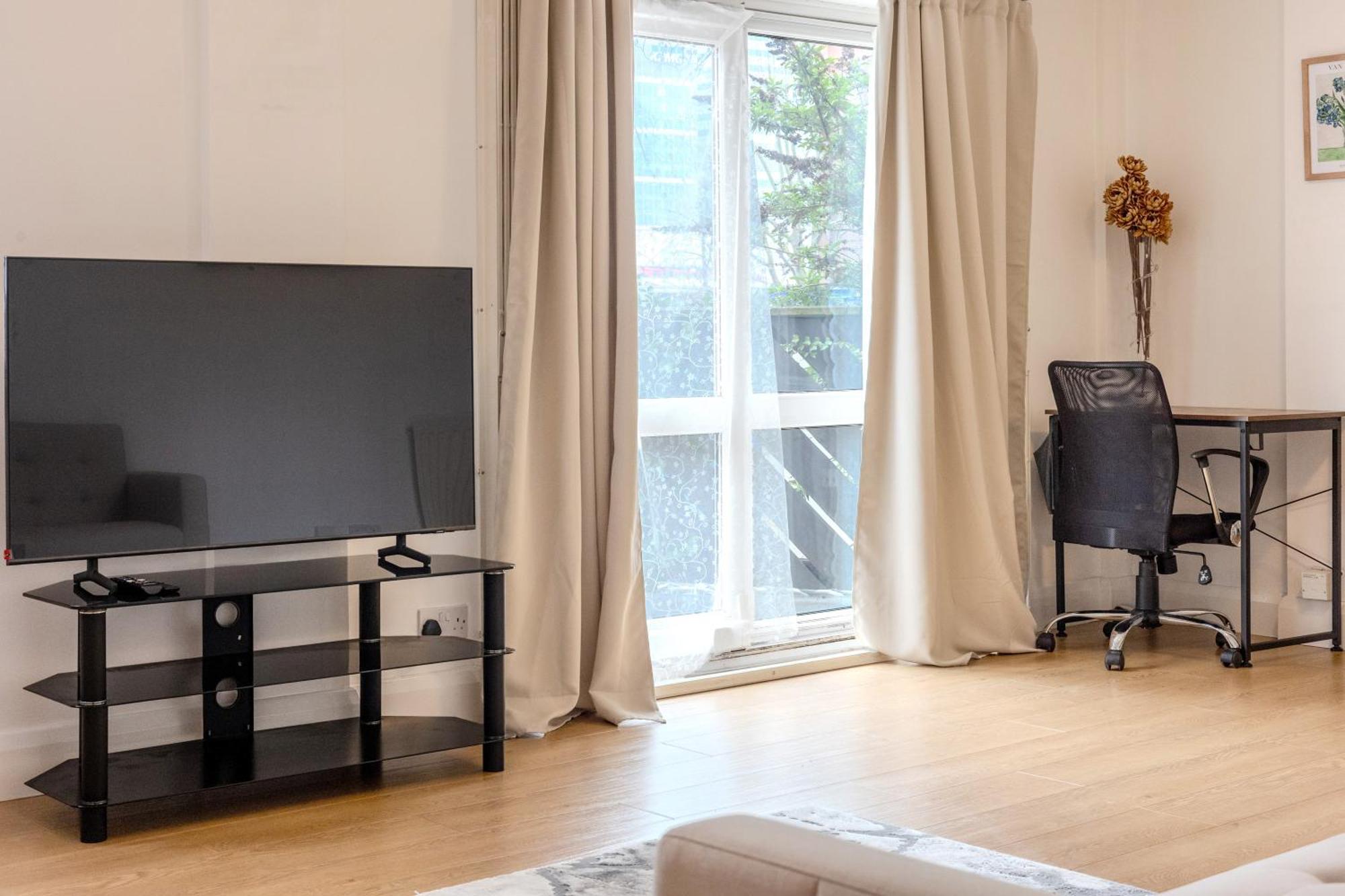Sunny 1br Gem Near Canary Wharf With Parking * London