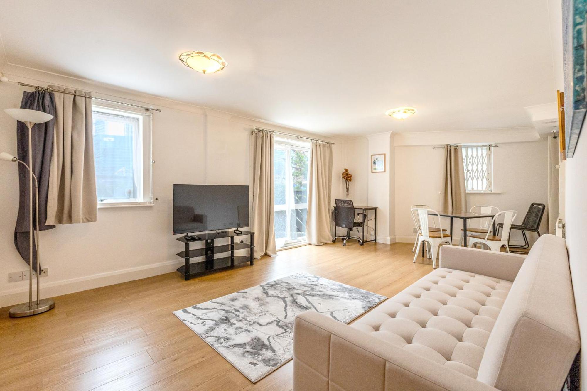 Sunny 1br Gem Near Canary Wharf With Parking Apartment London