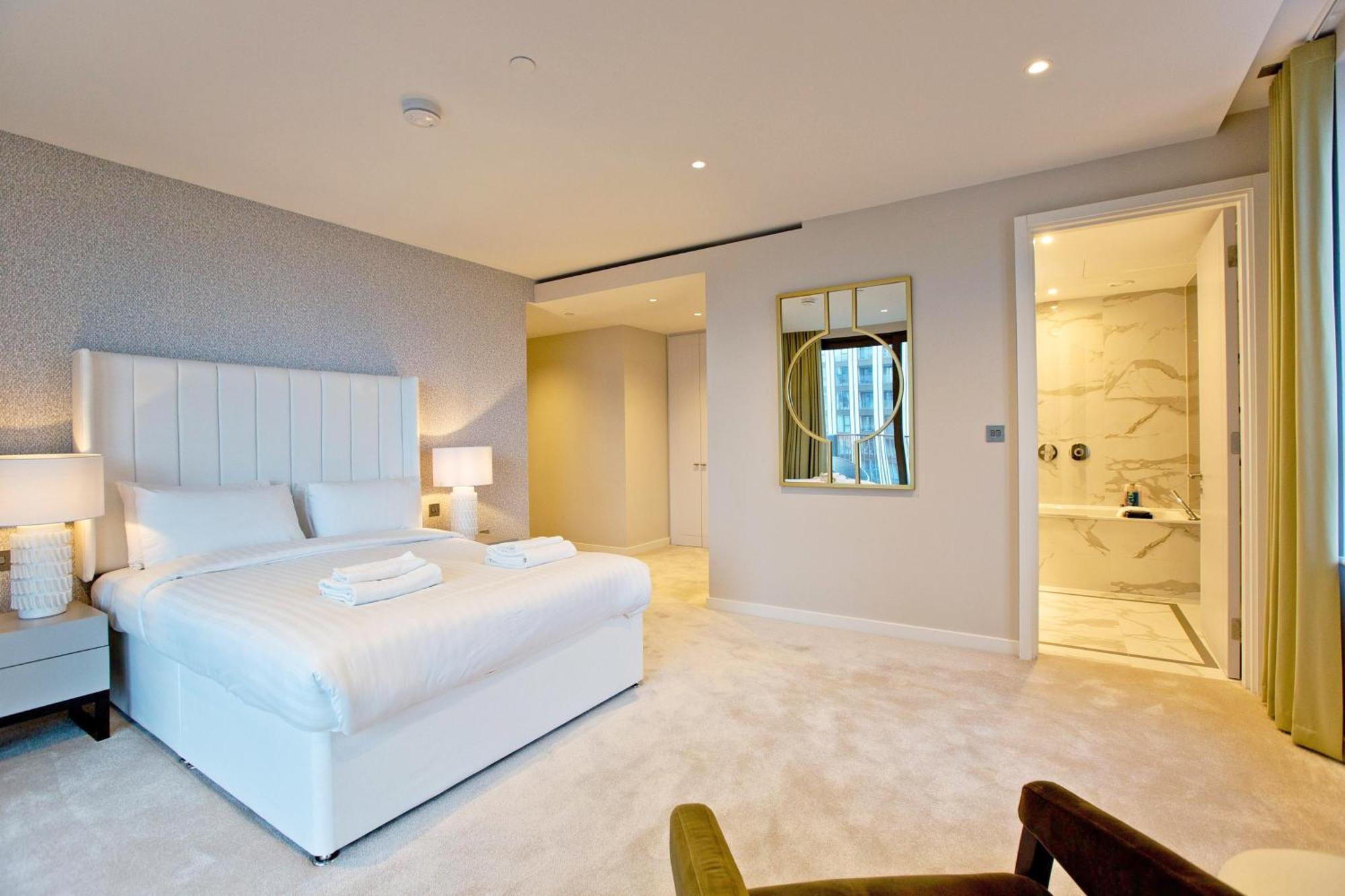 Luxury Living With Views With Pool And Gym Ac Apartment London