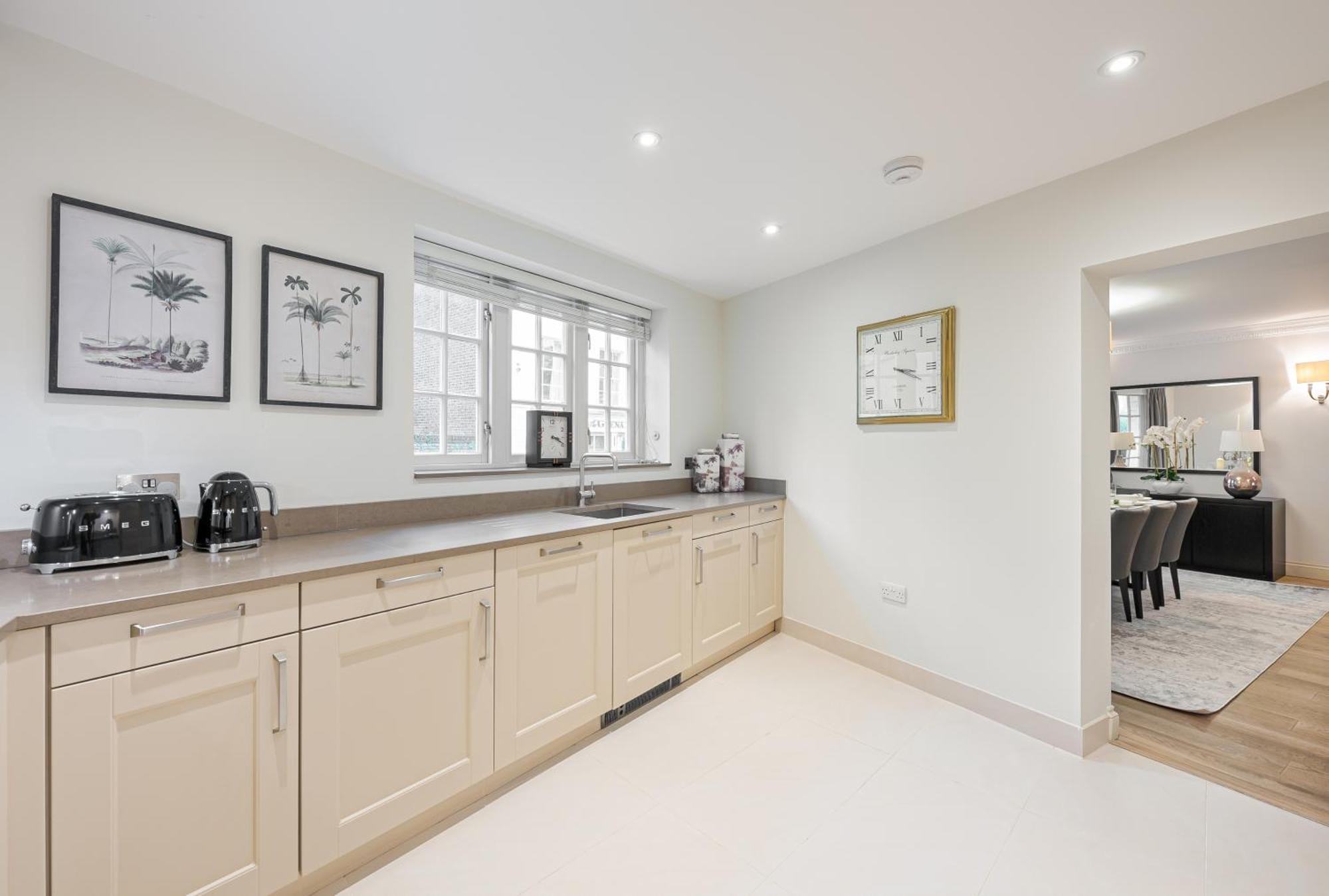 Apartment Modern 3 Bedroom Luxury House With Garage In