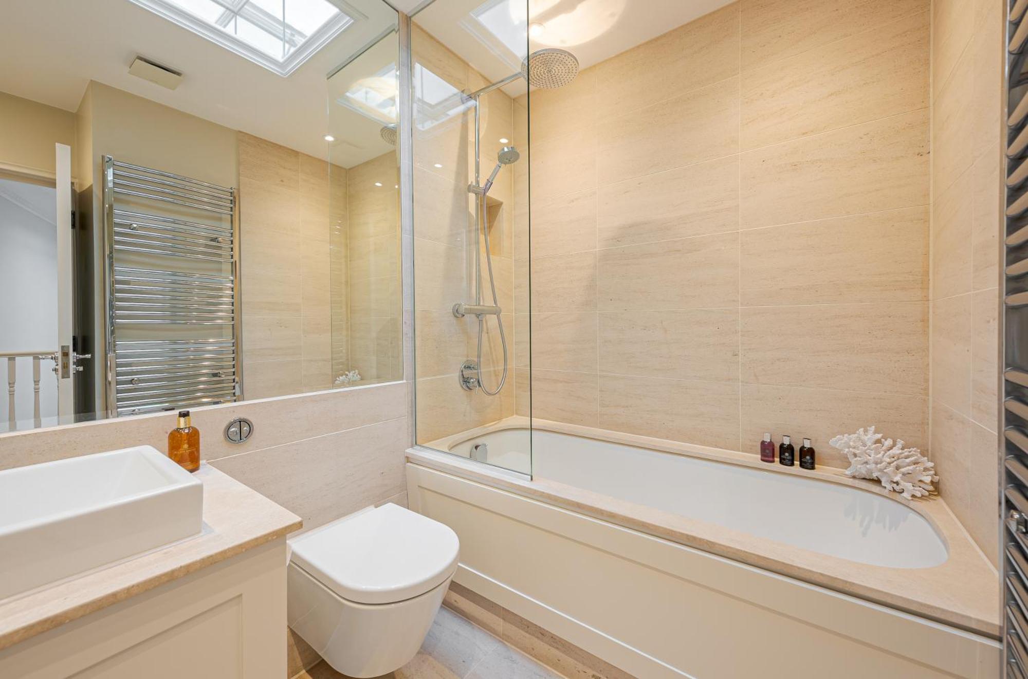 Modern 3 Bedroom Luxury House With Garage In Apartment London