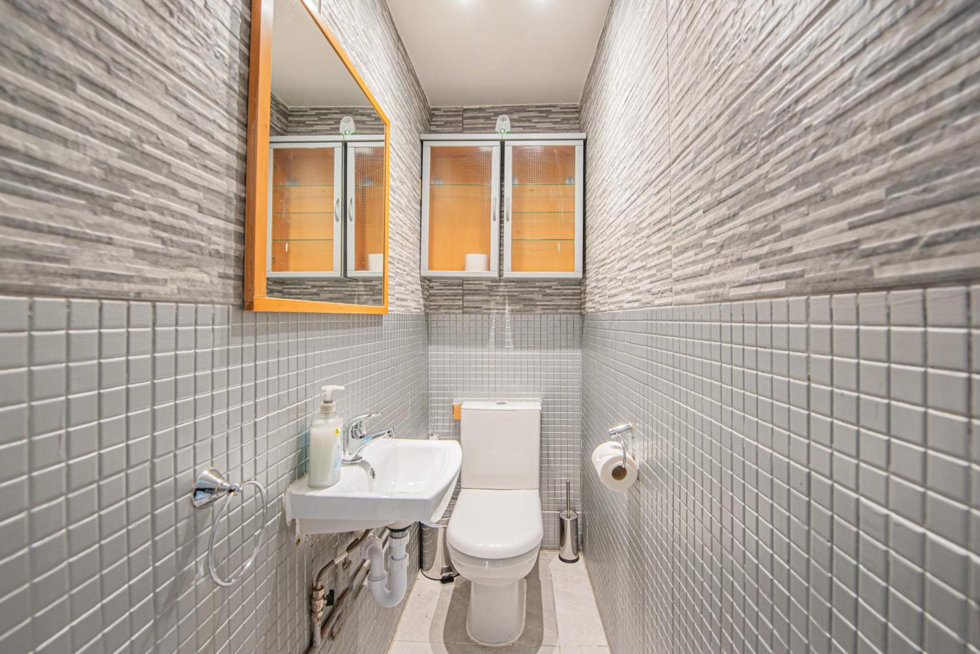 Charming Homely 3 Bedroom Flat In Apartment