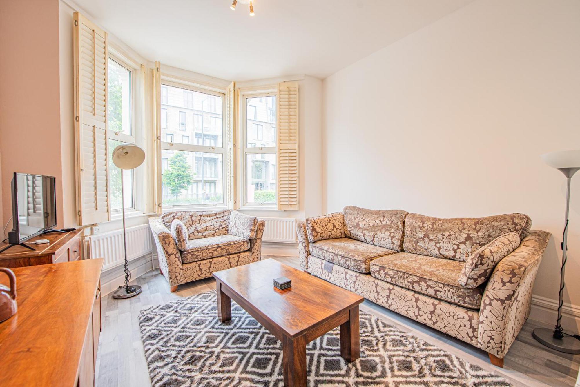 Charming Homely 3 Bedroom Flat In Apartment *