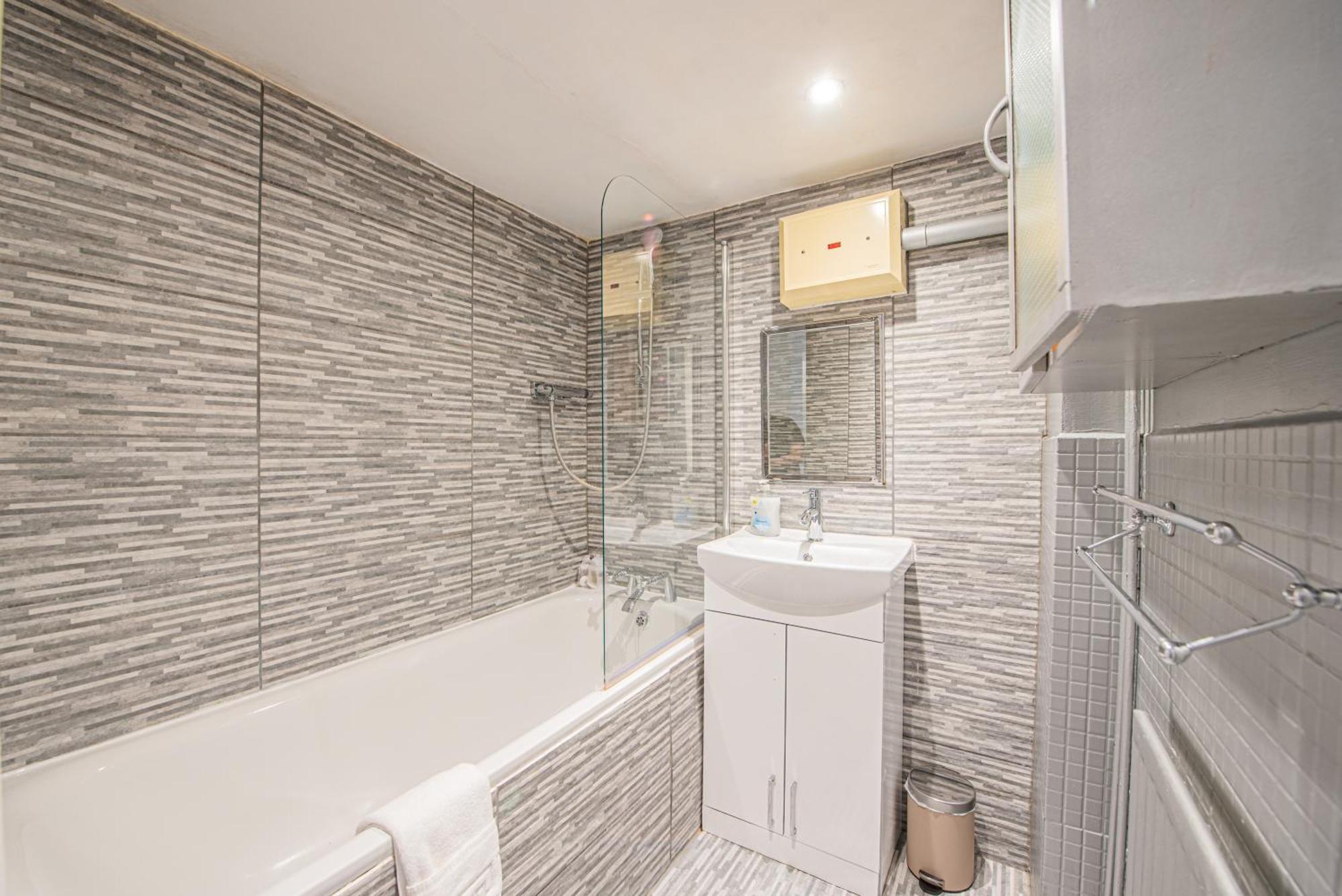 Charming Homely 3 Bedroom Flat In London