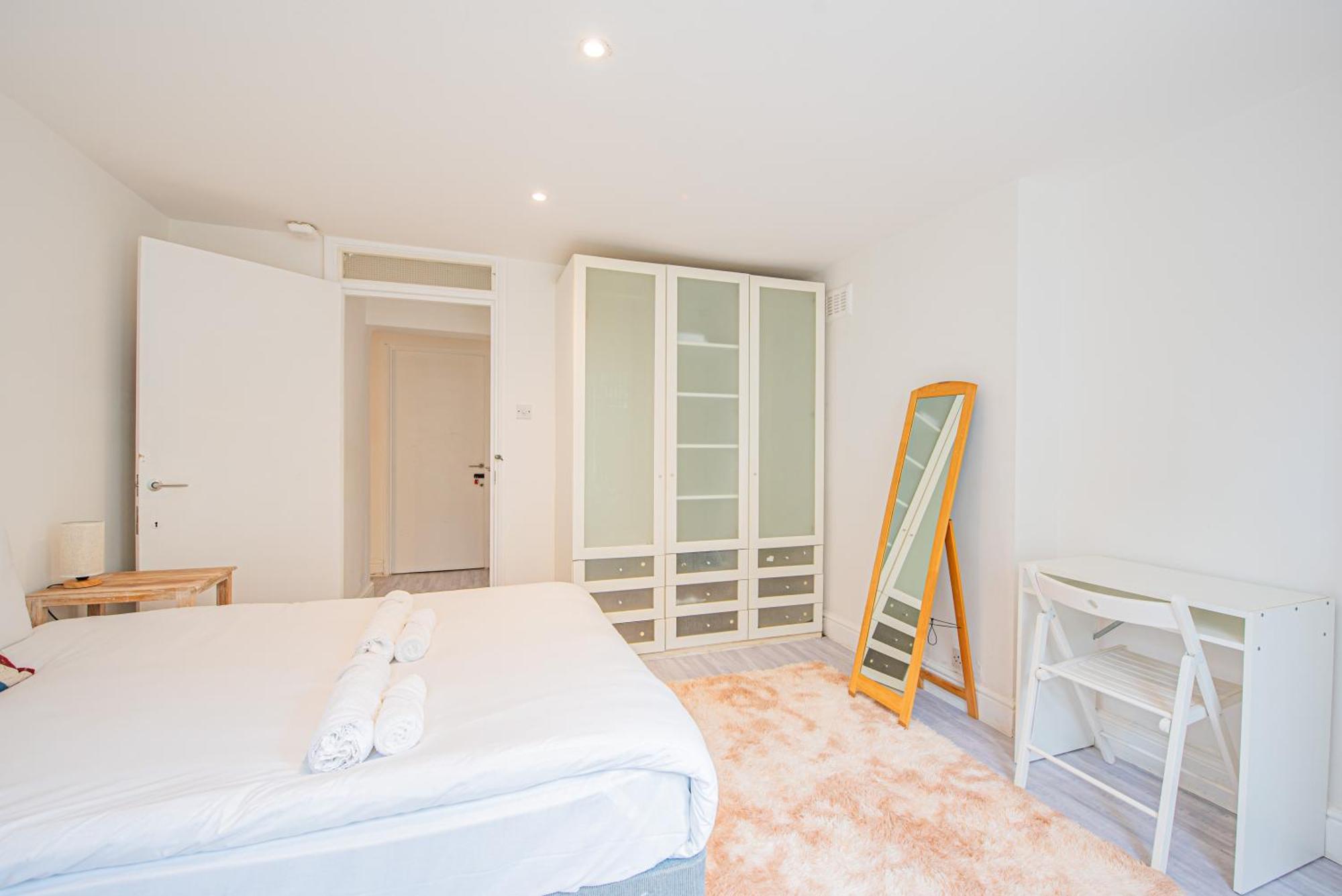 Charming Homely 3 Bedroom Flat In Apartment