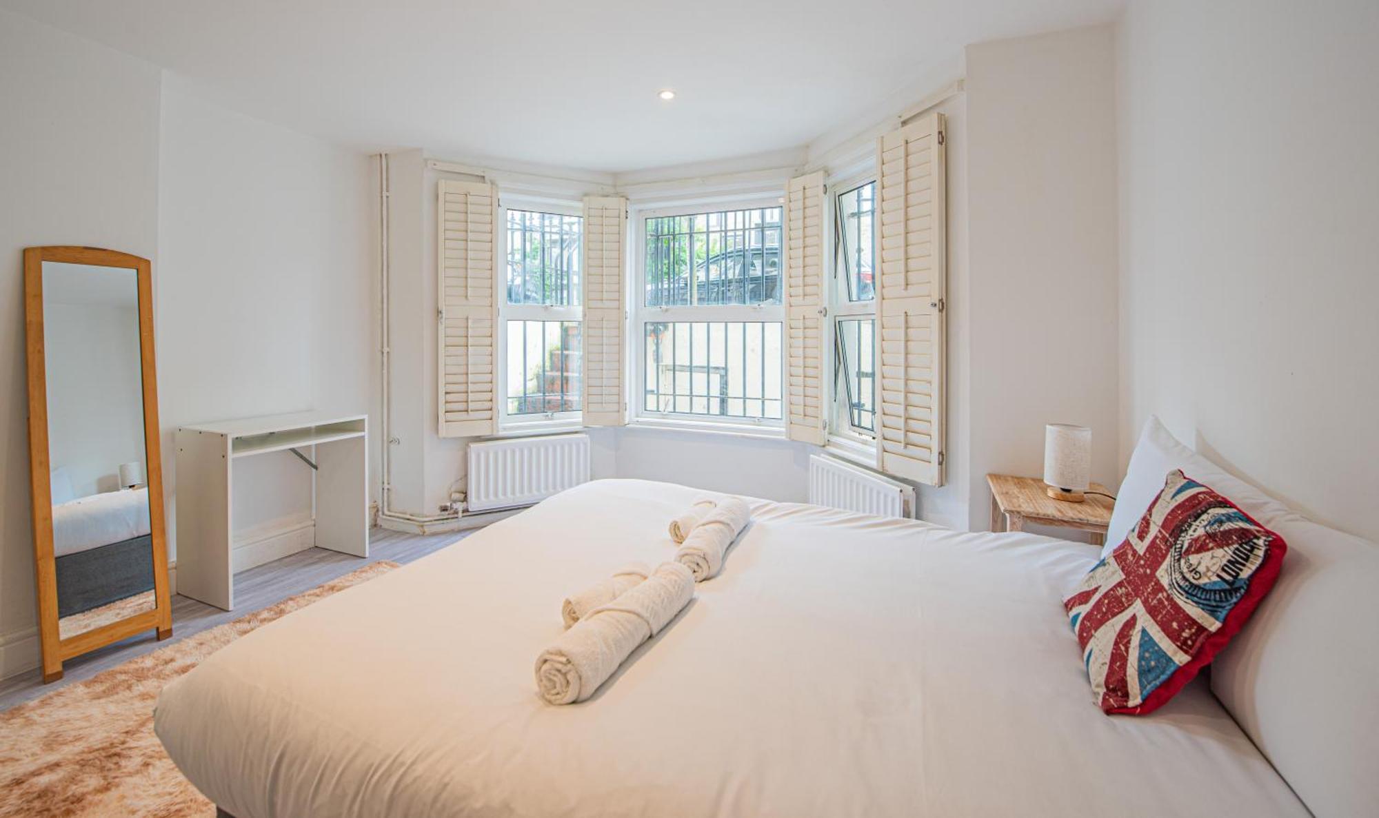 Charming Homely 3 Bedroom Flat In Apartment *