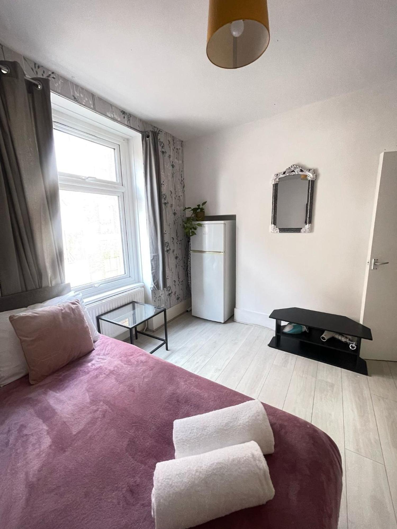 Lovely 2 Bed Flat 2 Floor Miles Leilighet London