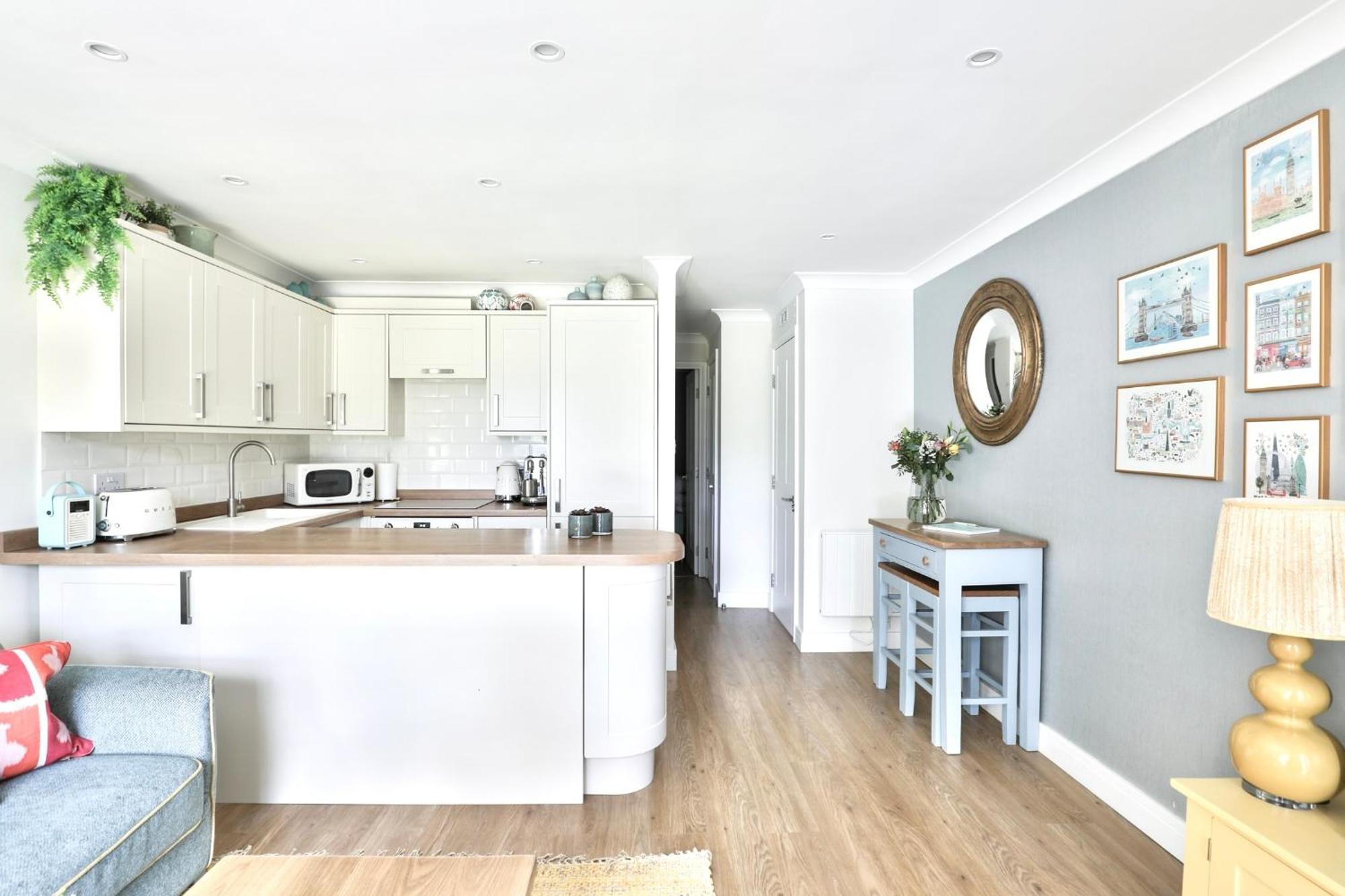 Newly Refurbished Flat With Great Transport Links *