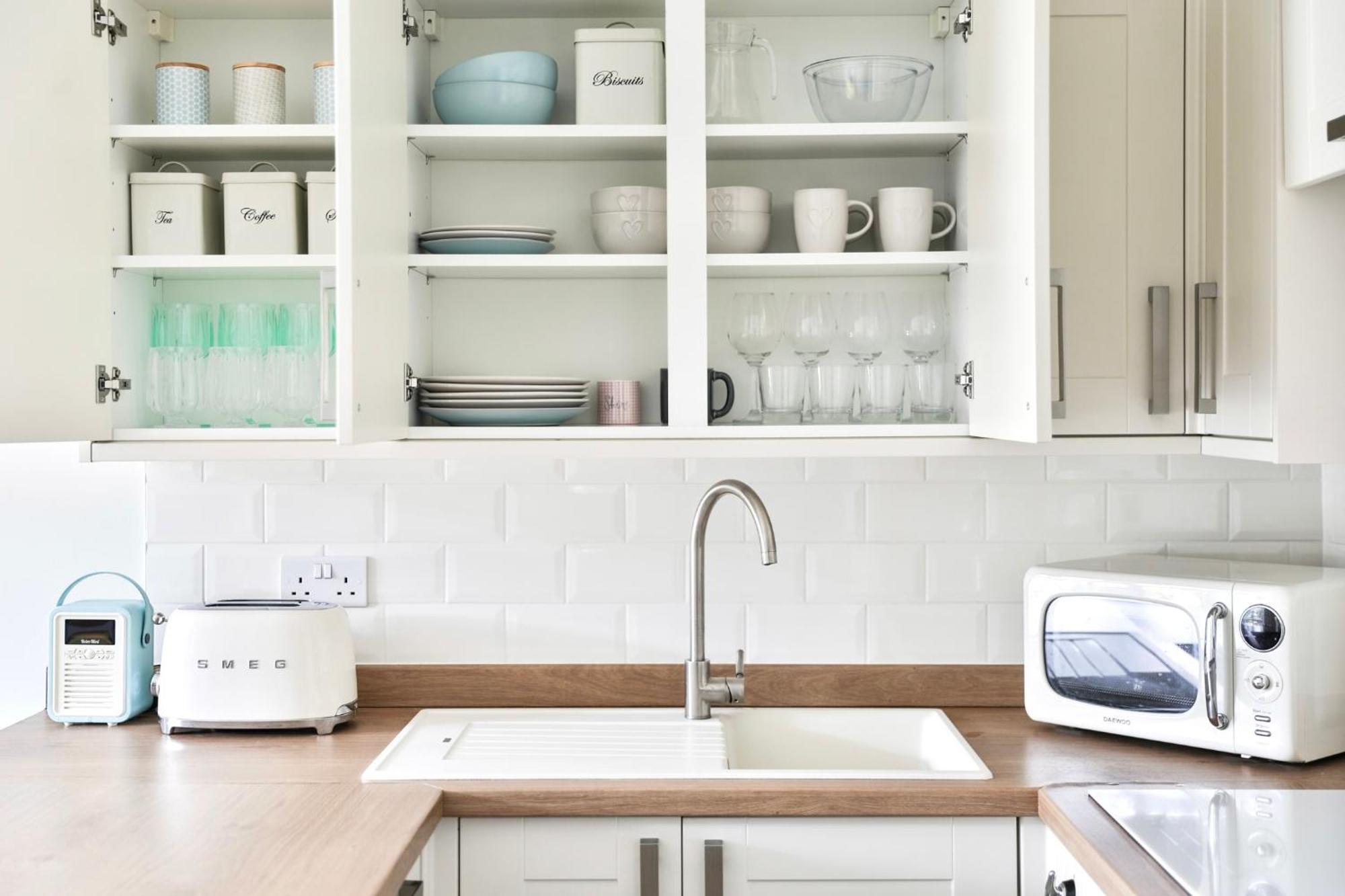 Newly Refurbished Flat With Great Transport Links Londen