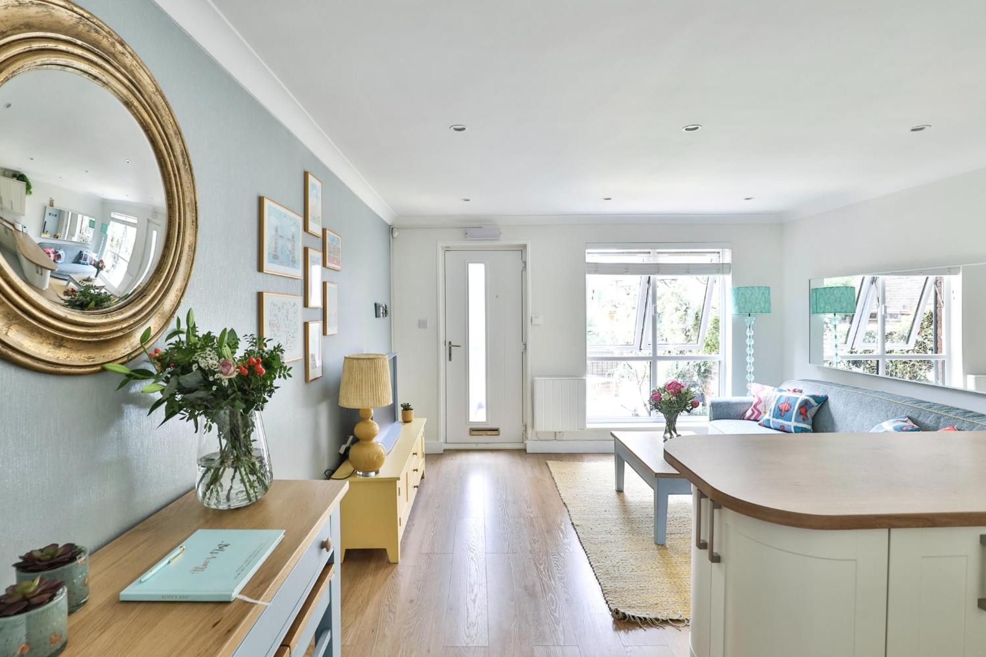 Apartment Newly Refurbished Flat With Great Transport Links *