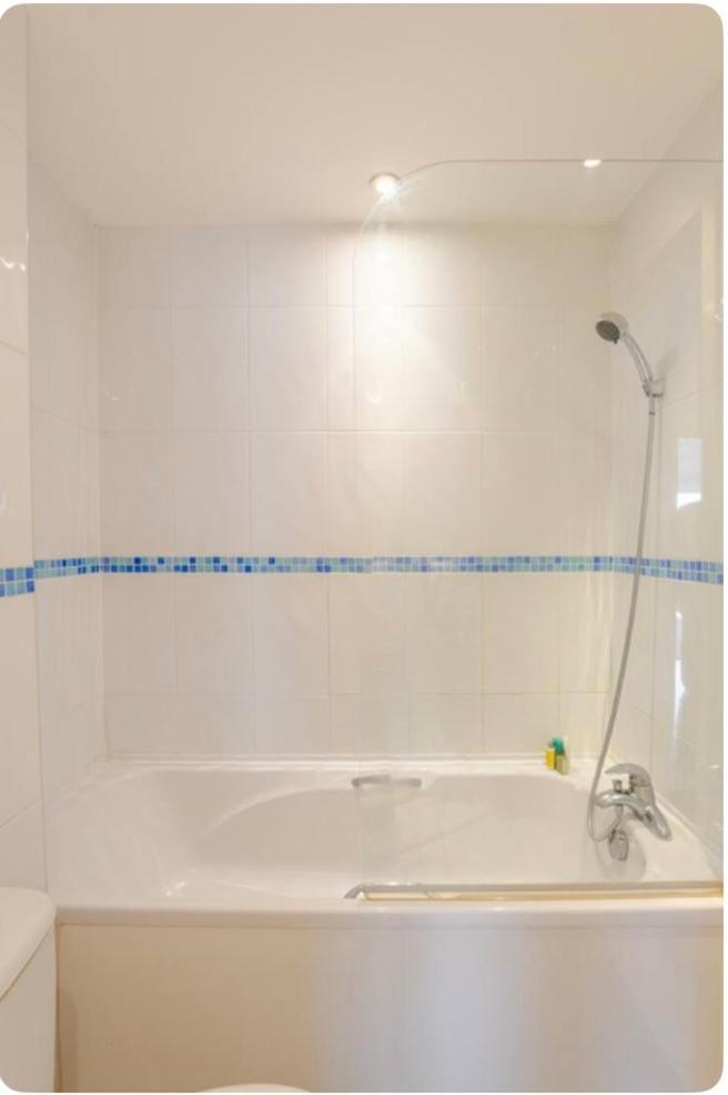 Amazing River View 2 Bedroom Apartment, Sleeps 6 , Balcony And Parking Leilighet London
