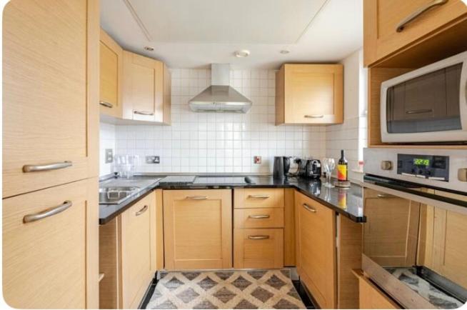 Amazing River View 2 Bedroom Apartment, Sleeps 6 , Balcony And Parking * London