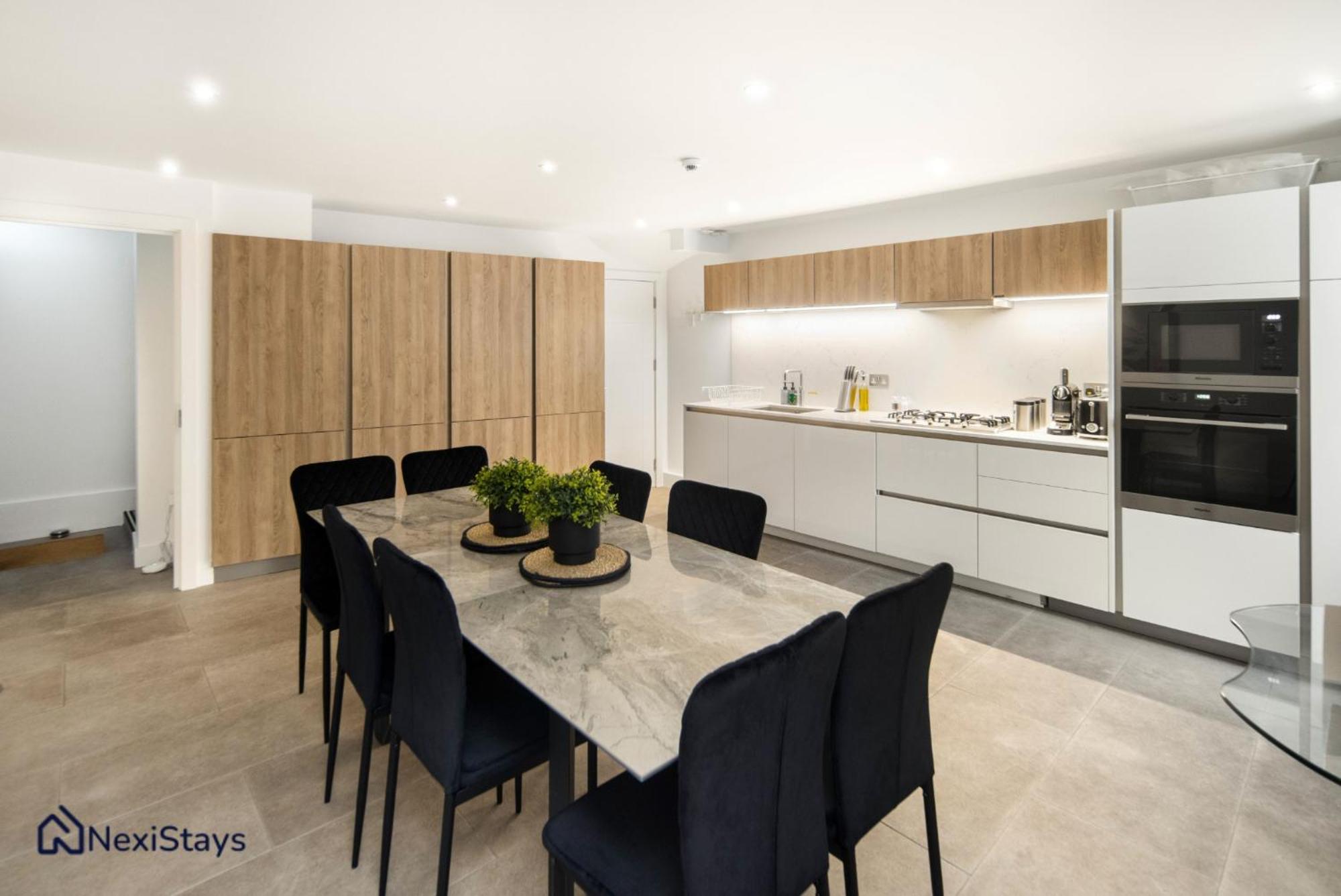 5 Mins Walk To Bond Street, Marylebone Mews Apartment