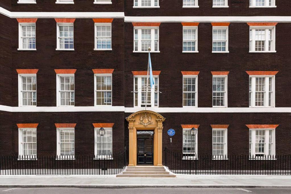 4 Bedrooms Of Comfort And Style In * London