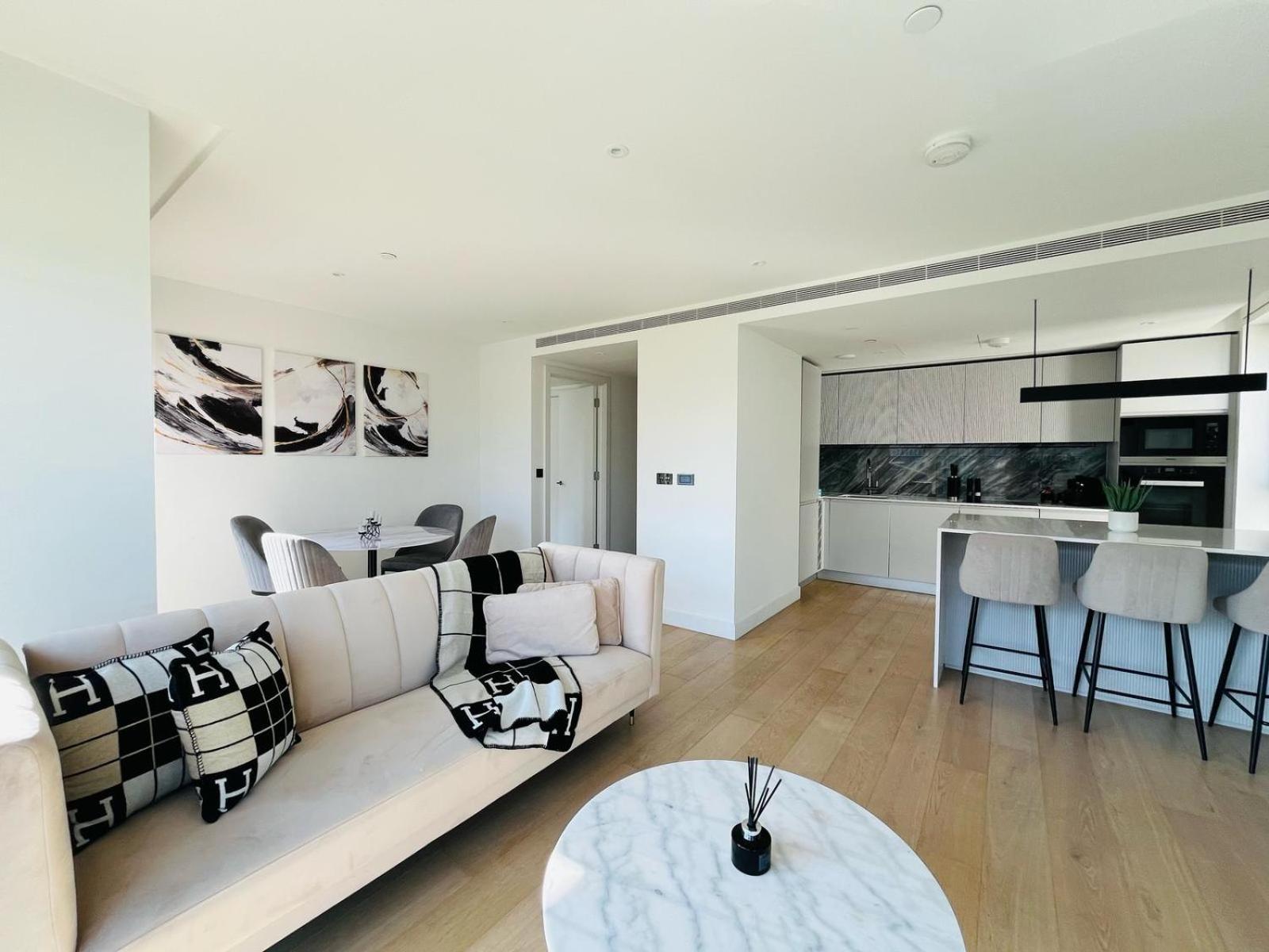 Chic Westfield Retreat - Two Bedroom Two Bathroom Luxury In White Apartment *